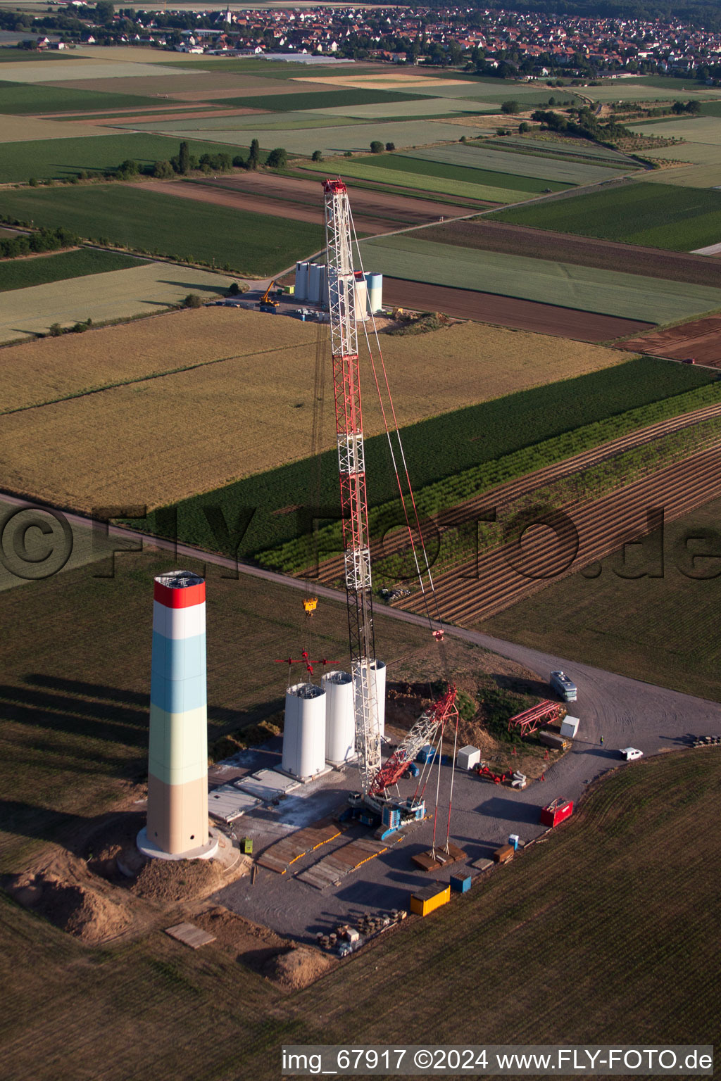 Enregistrement par drone de Nouveau parc éolien à Offenbach an der Queich dans le département Rhénanie-Palatinat, Allemagne