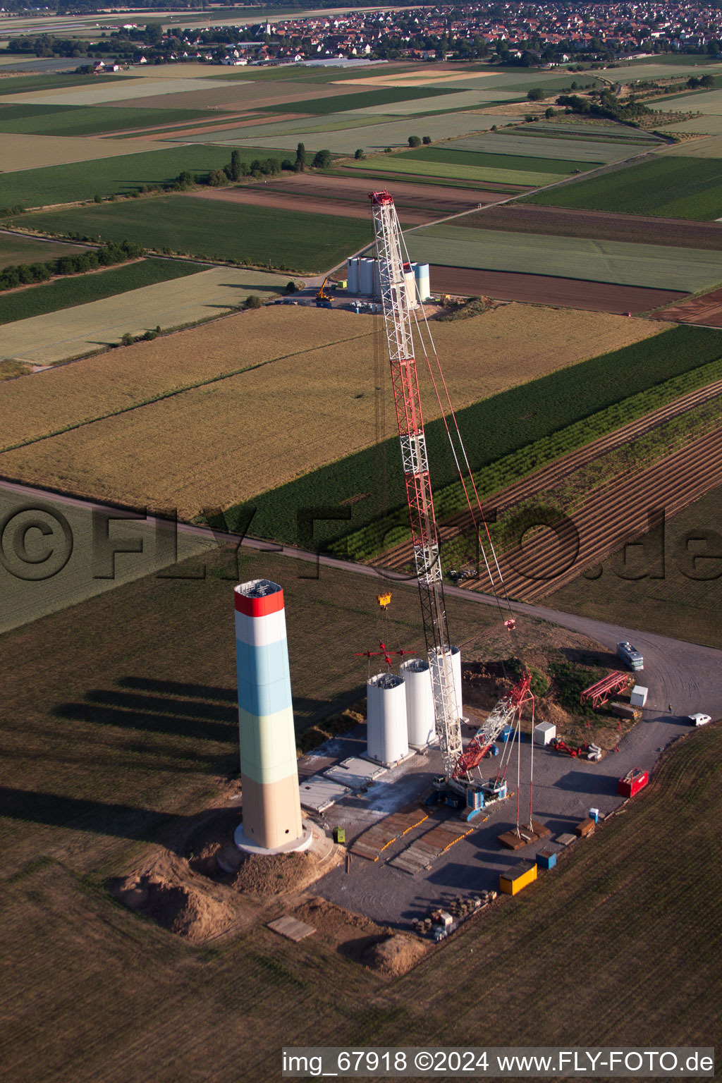 Image drone de Nouveau parc éolien à Offenbach an der Queich dans le département Rhénanie-Palatinat, Allemagne