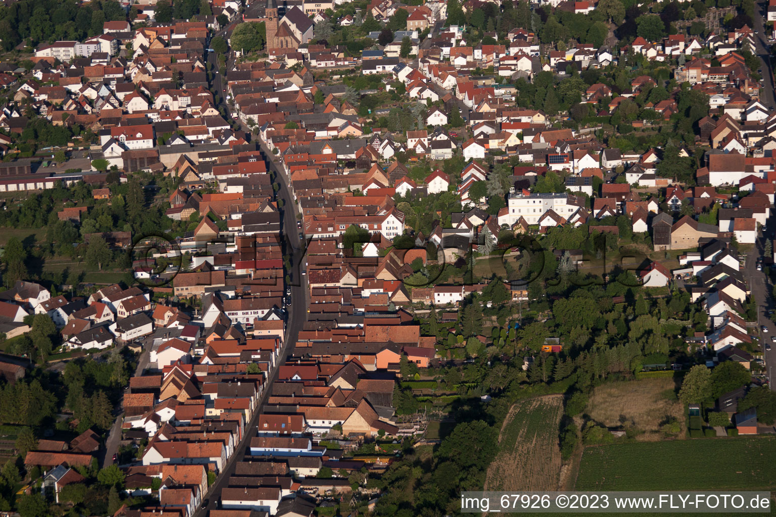 Vue aérienne de Rue Haupt à le quartier Herxheim in Herxheim bei Landau dans le département Rhénanie-Palatinat, Allemagne