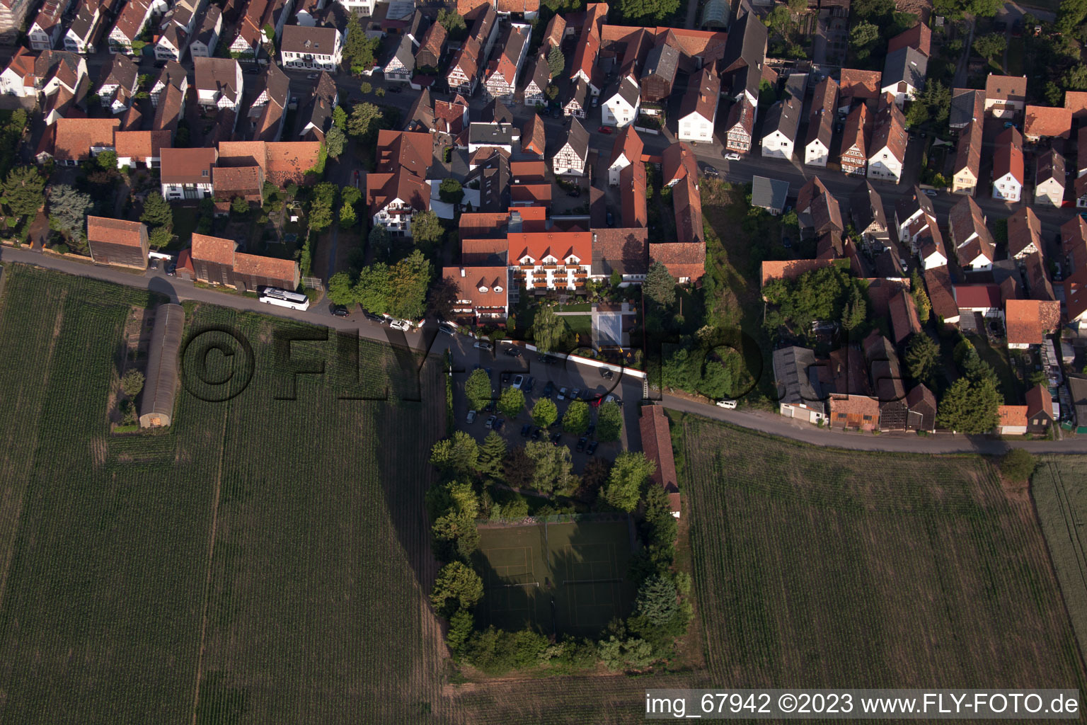 Hôtel zur Krone à le quartier Hayna in Herxheim bei Landau dans le département Rhénanie-Palatinat, Allemagne vue d'en haut