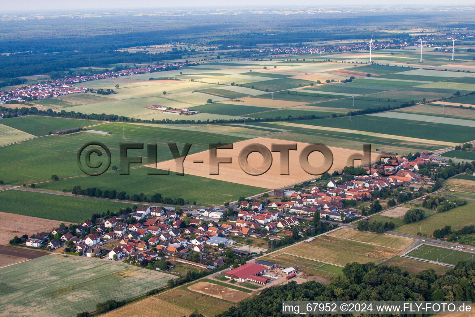 Vue aérienne de Du nord-est à le quartier Minderslachen in Kandel dans le département Rhénanie-Palatinat, Allemagne