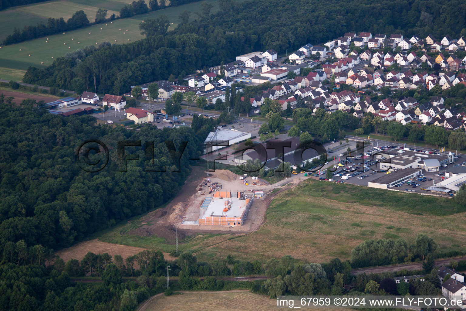 Nouveau bâtiment Edeka à Kandel dans le département Rhénanie-Palatinat, Allemagne du point de vue du drone