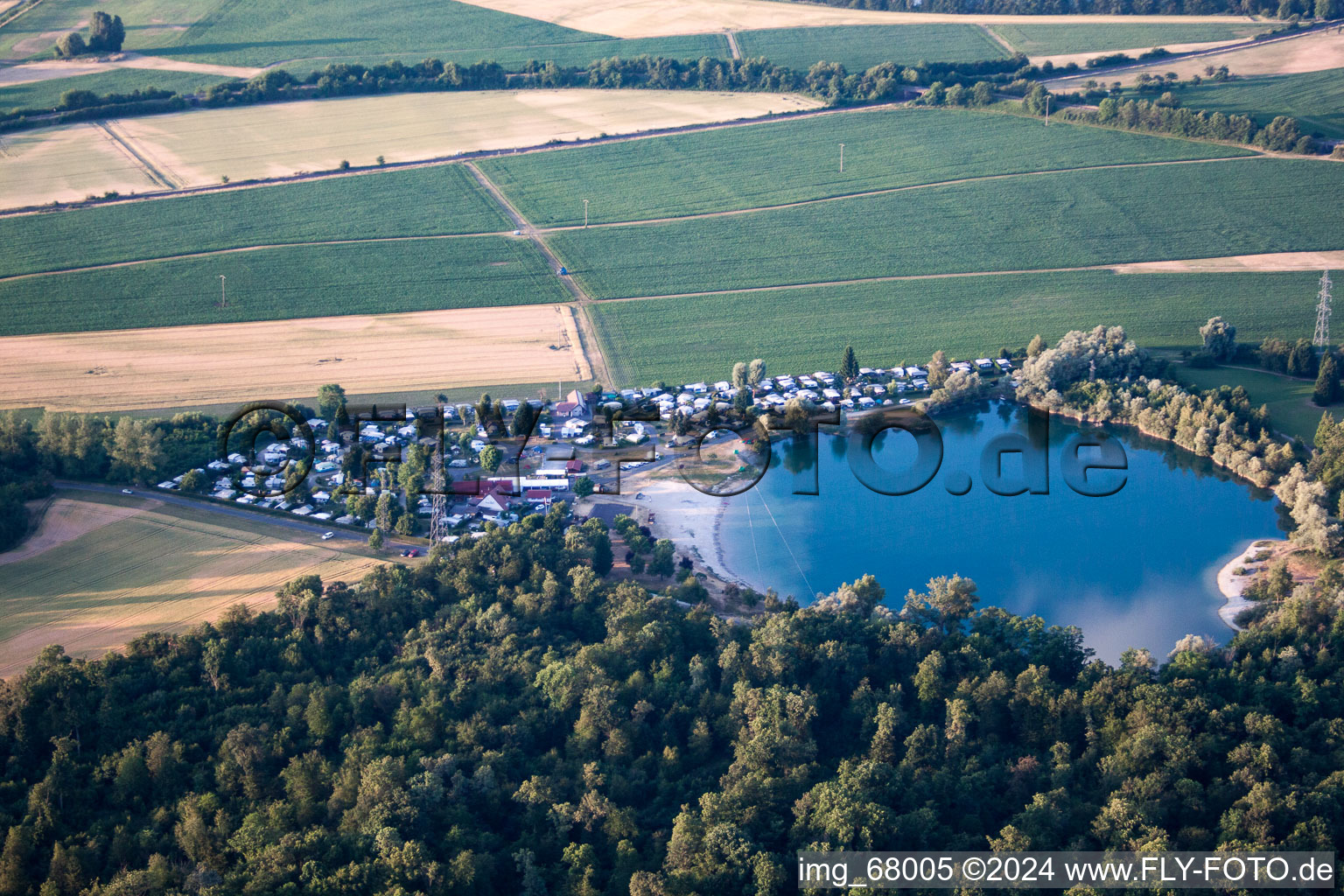 Vue aérienne de Étang de la carrière de Roeschwoog à Rœschwoog dans le département Bas Rhin, France