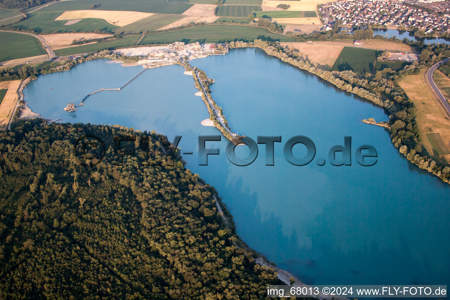 Vue aérienne de Étang de carrière à Soufflenheim dans le département Bas Rhin, France