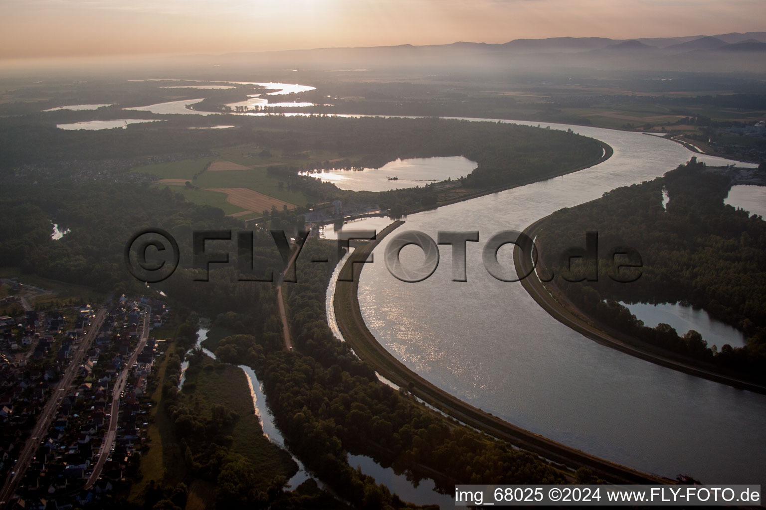 Vue aérienne de Boucle courbe des rives du Rhin à la frontière franco-allemande à Drusenheim dans le département Bas Rhin, France