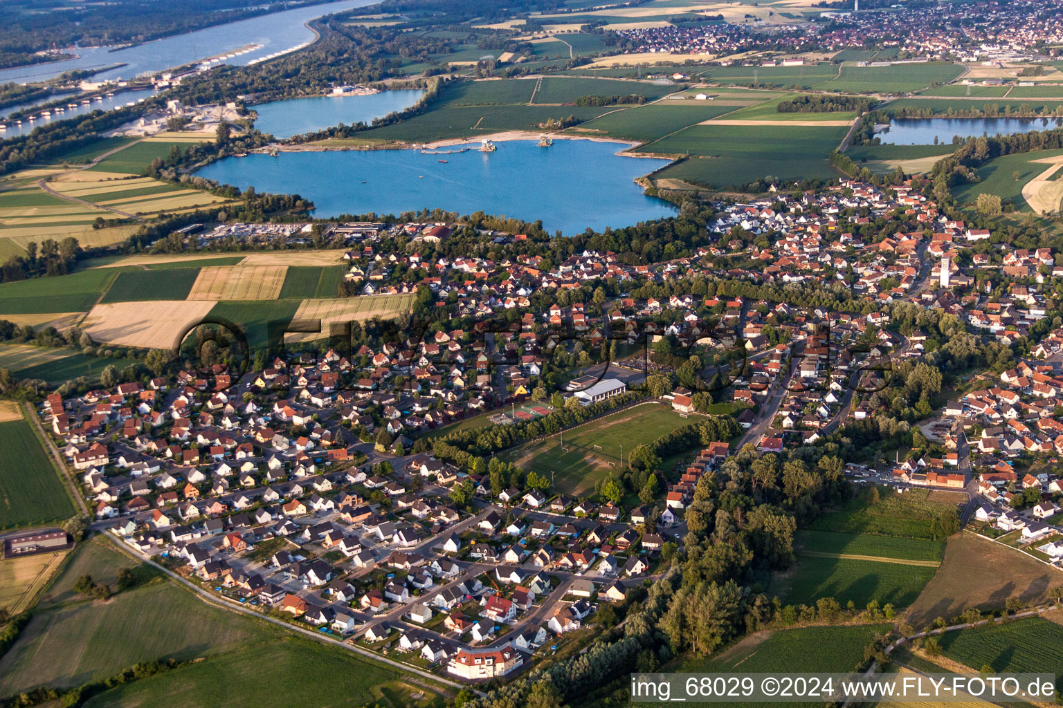 Vue aérienne de Zones riveraines du lac Kiesweier à Offendorf dans le département Bas Rhin, France