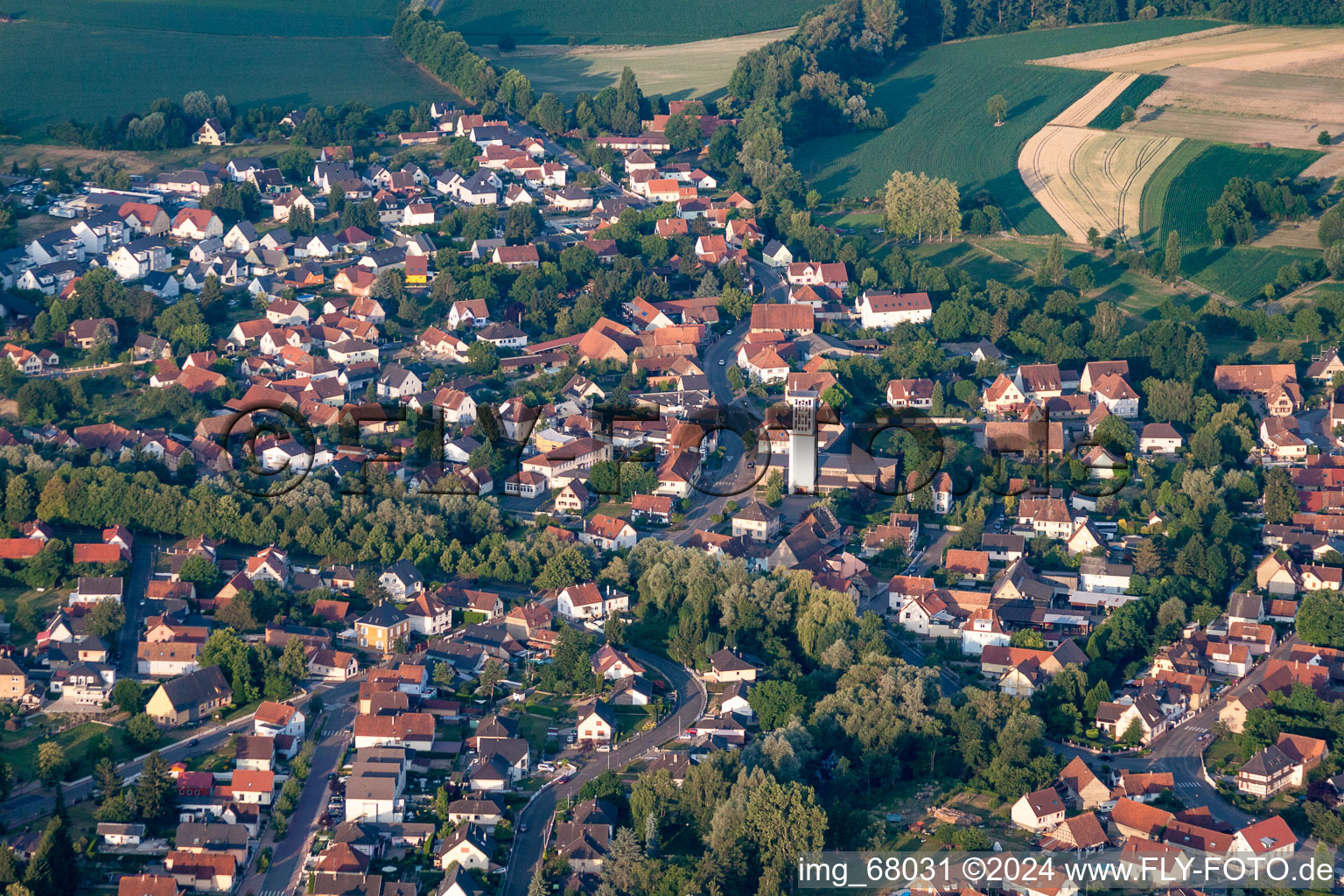 Vue aérienne de Bâtiment d'église au centre du village à Offendorf dans le département Bas Rhin, France