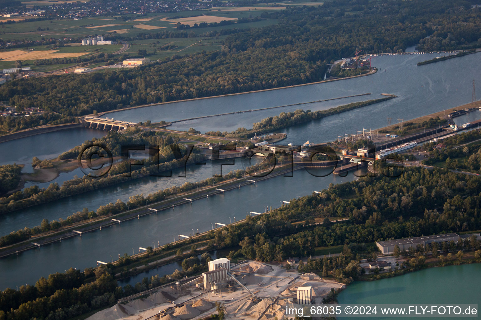 Vue aérienne de Réservoirs et berges au barrage et à l'écluse du Rhin entre Gambsheim et Freistett à le quartier Freistett in Rheinau dans le département Bade-Wurtemberg, Allemagne