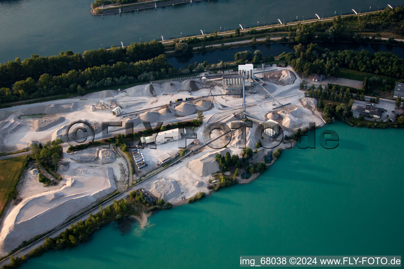 Vue aérienne de Écluse de Greffern Rhin à Gambsheim dans le département Bas Rhin, France