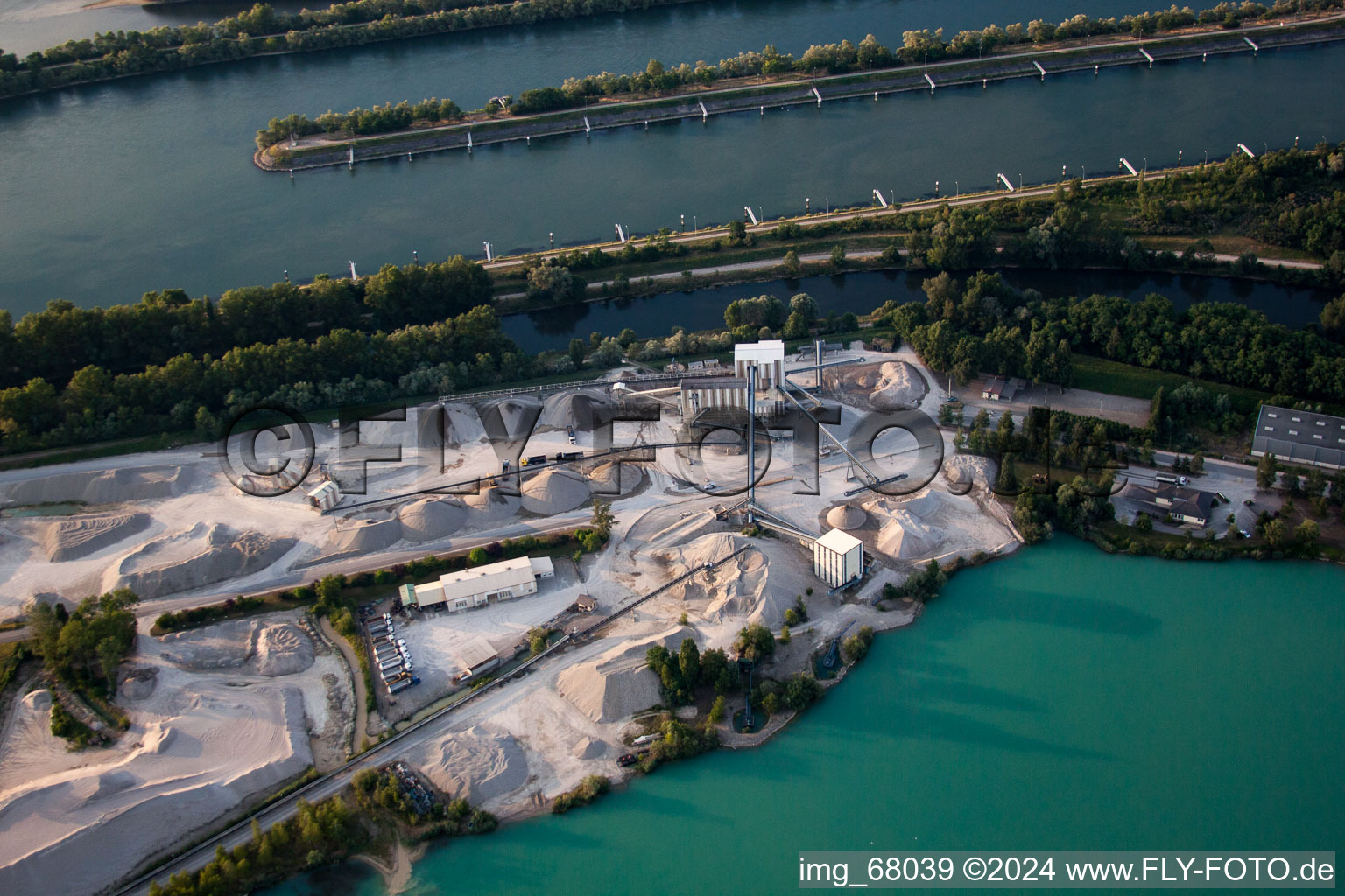 Vue aérienne de Écluse de Greffern Rhin à Gambsheim dans le département Bas Rhin, France