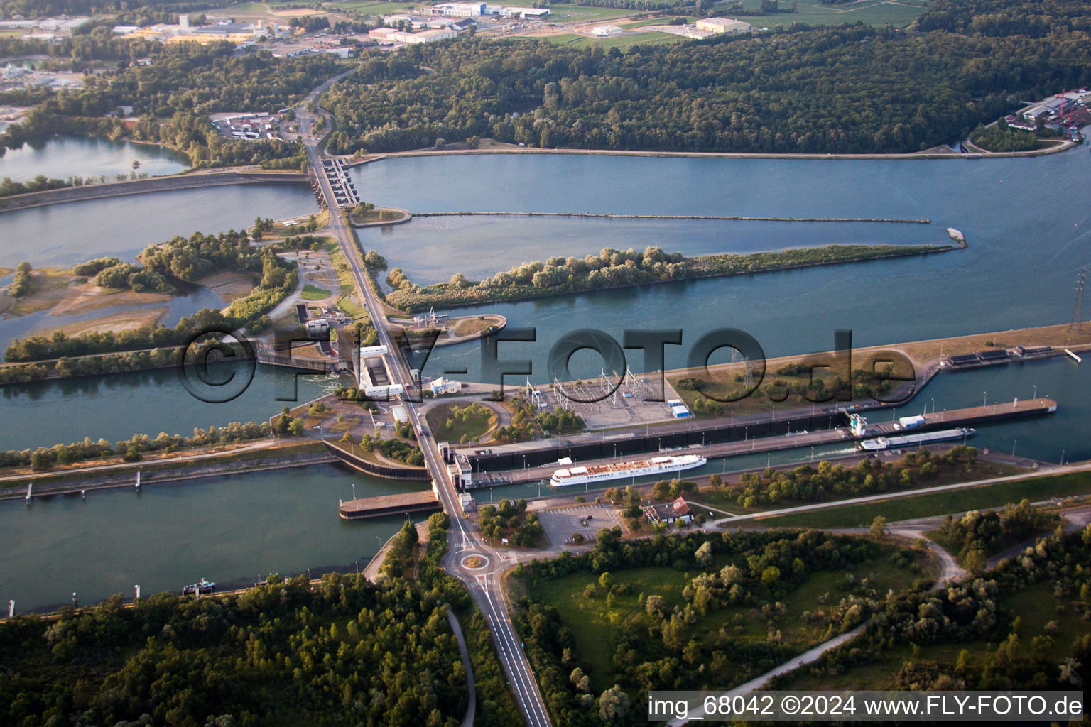 Vue aérienne de Systèmes d'écluses sur les rives du Rhin à Gambsheim en Alsace, à la frontière entre l'Allemagne et la France à Gambsheim dans le département Bas Rhin, France