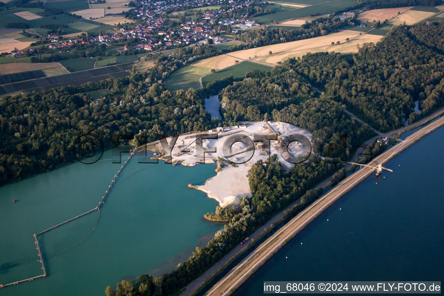 Vue aérienne de Étang de carrière à le quartier Diersheim in Rheinau dans le département Bade-Wurtemberg, Allemagne