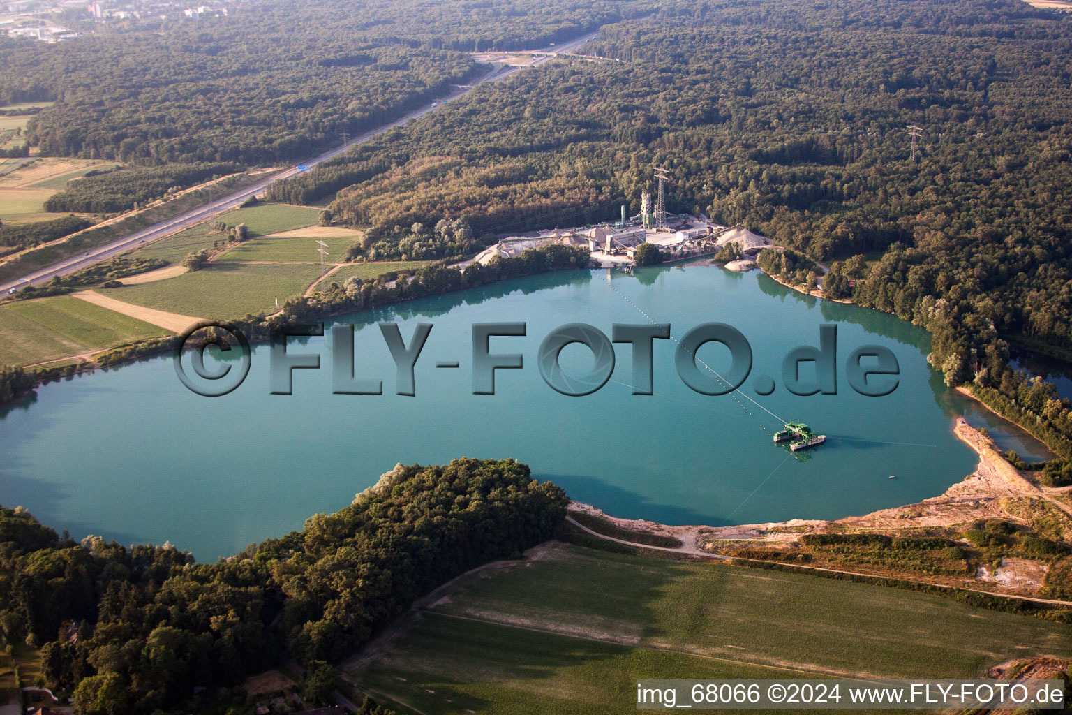 Vue aérienne de Étang de carrière à Schutterwald dans le département Bade-Wurtemberg, Allemagne