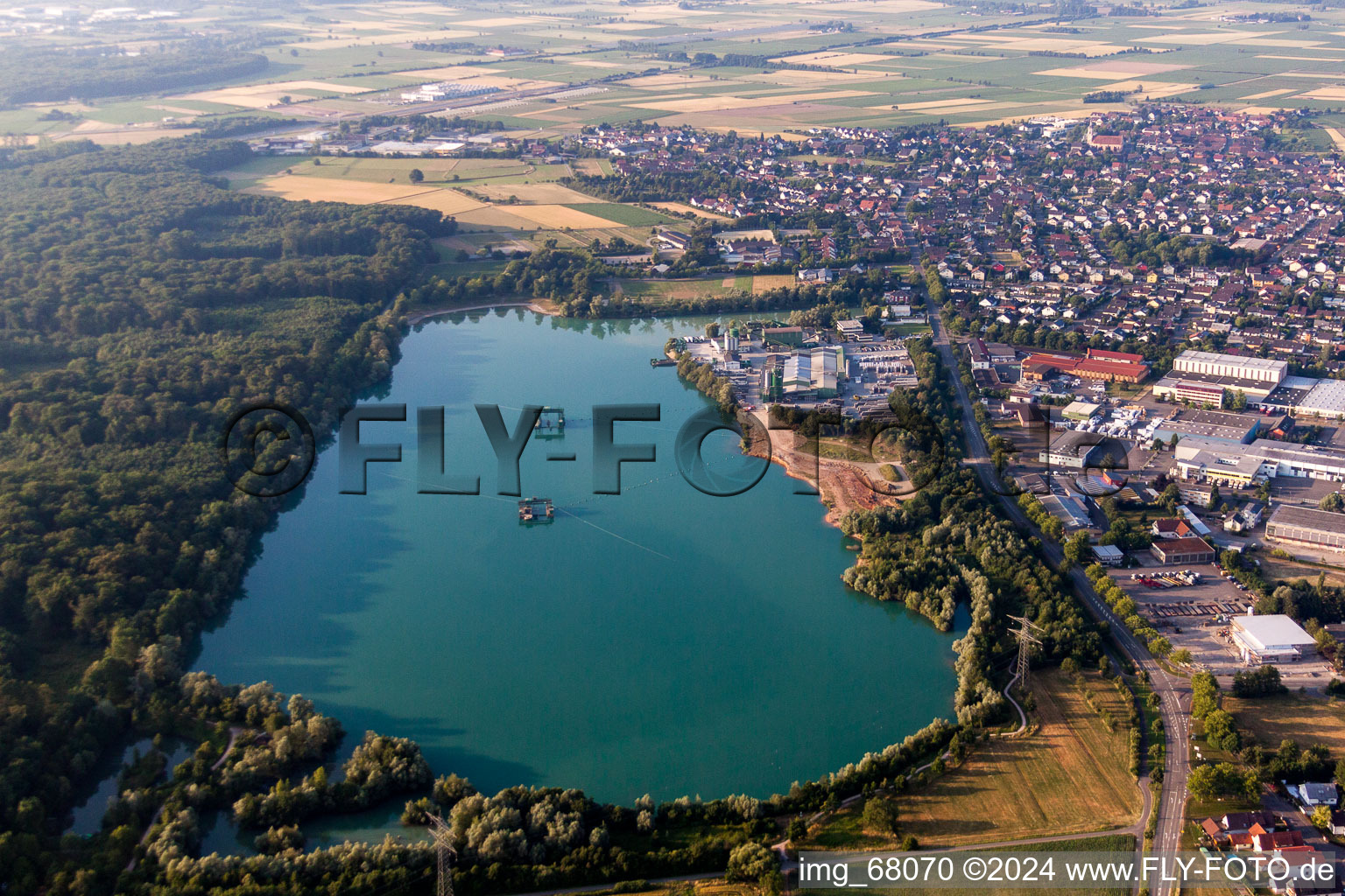 Vue aérienne de Zones riveraines du lac de carrière à Schutterwald dans le département Bade-Wurtemberg, Allemagne
