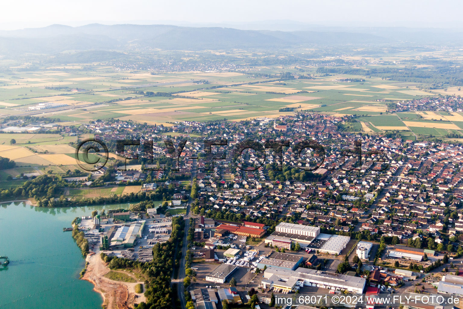 Vue aérienne de Zones riveraines du lac de carrière à Schutterwald dans le département Bade-Wurtemberg, Allemagne