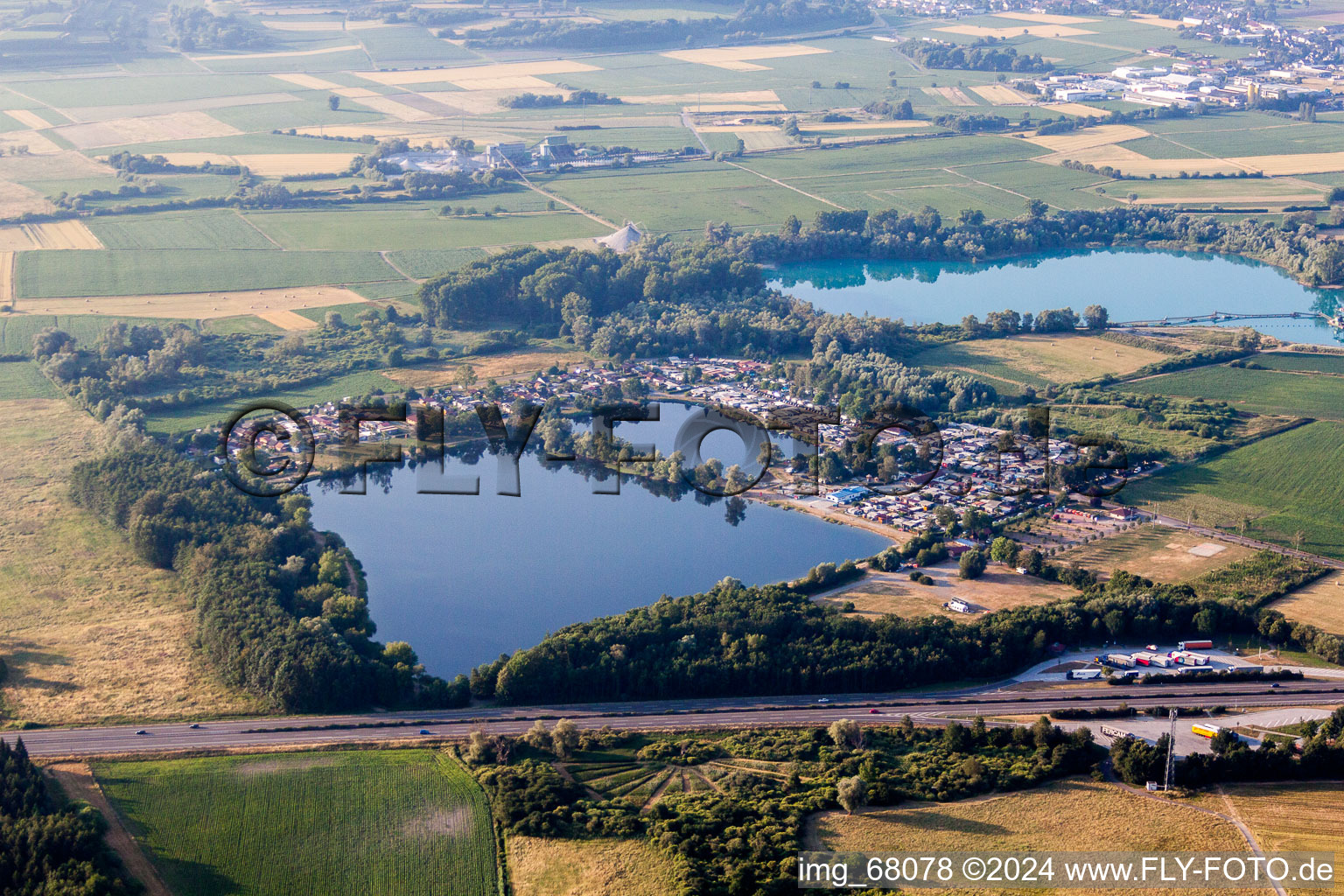 Vue aérienne de Caravanes et tentes - camping et emplacement pour tentes au lac de carrière Schuttern à le quartier Schuttern in Friesenheim dans le département Bade-Wurtemberg, Allemagne