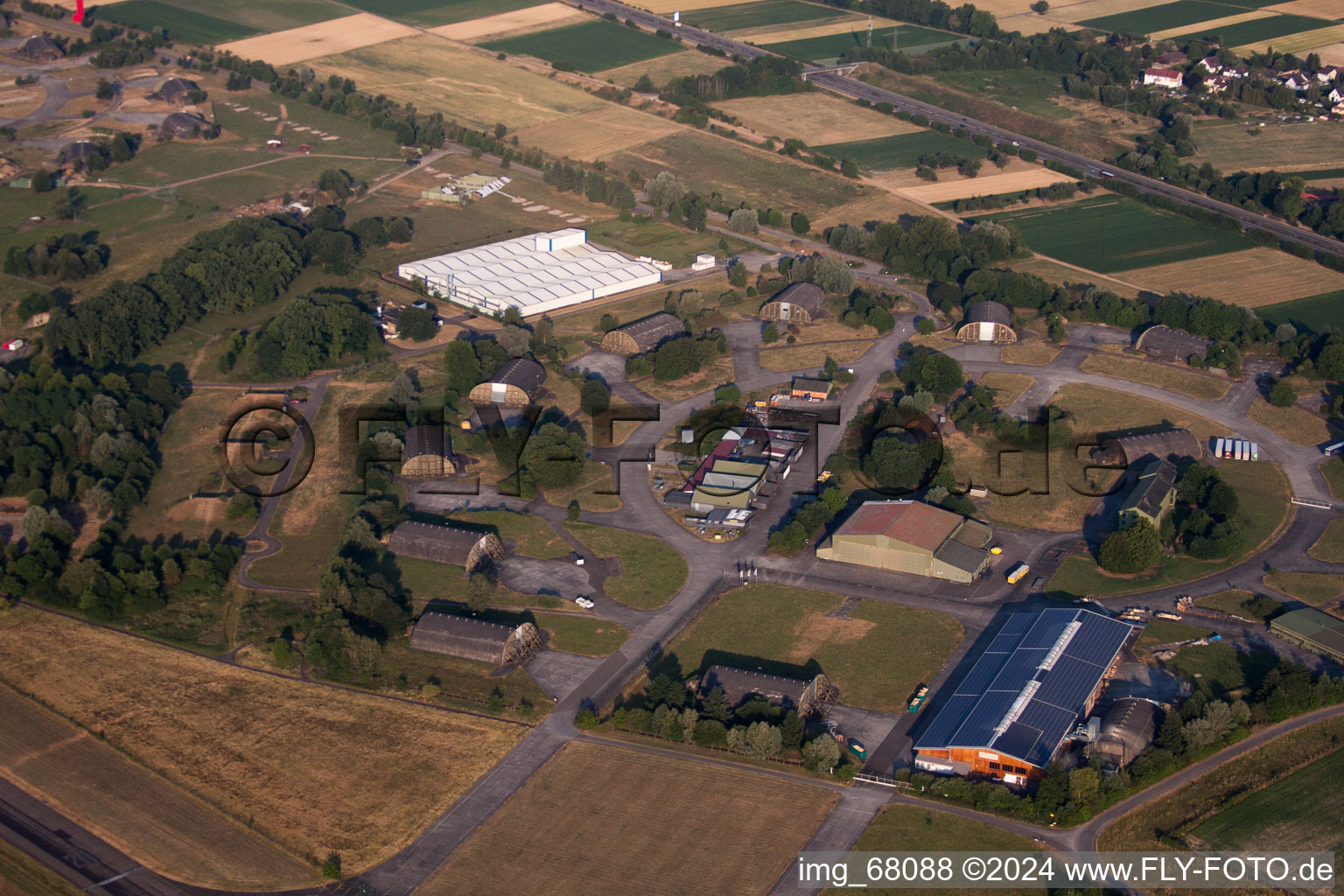 Vue aérienne de Complexe de bunkers abandonnés et dépôts de munitions sur l'ancienne zone d'entraînement militaire de l'ancien aérodrome militaire de Lahr, aujourd'hui Holz100 Schwarzwald GmbH à Lahr/Forêt Noire à le quartier Schuttern in Friesenheim dans le département Bade-Wurtemberg, Allemagne