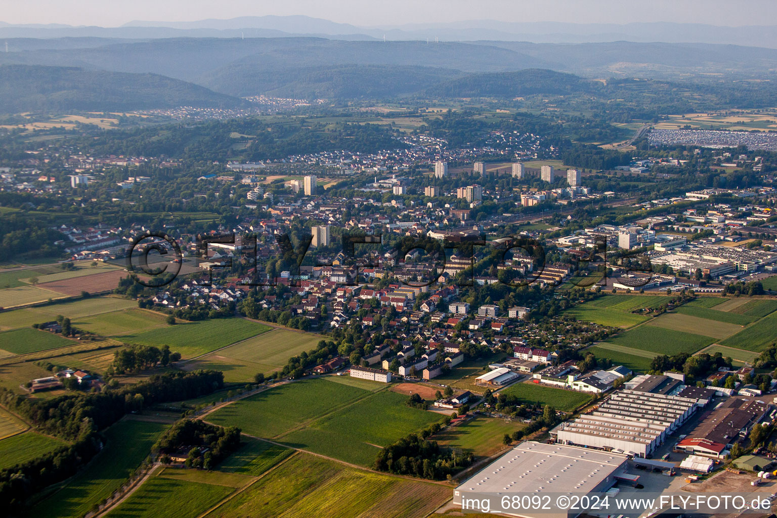 Vue aérienne de Vue sur les rues et les maisons des quartiers résidentiels/Forêt Noire à Lahr dans le département Bade-Wurtemberg, Allemagne