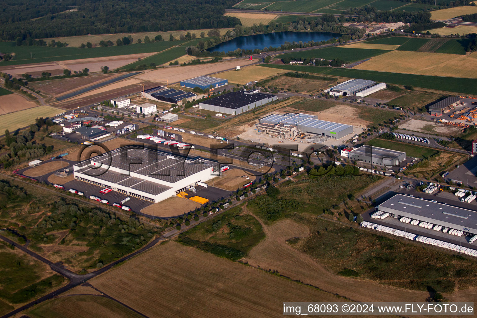 Vue aérienne de Zone commerciale et implantation d'entreprises sur l'aérodrome de KOHLER Maschinenbau GmbH/Forêt-Noire à le quartier Hugsweier in Lahr dans le département Bade-Wurtemberg, Allemagne