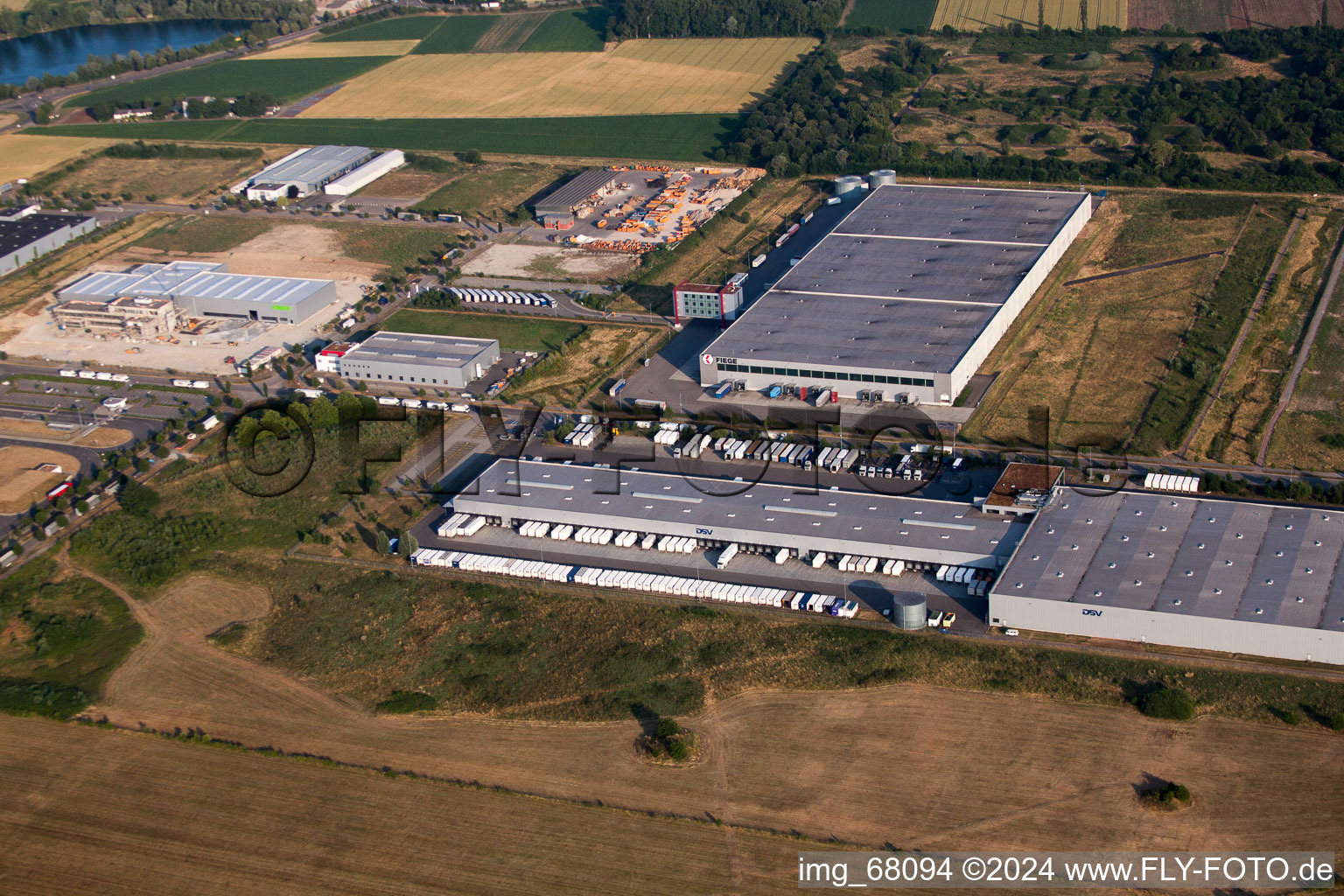 Vue aérienne de Zone commerciale et implantation d'entreprise chez la société de logistique d'aérodrome DSV Solutions GmbH/Forêt Noire à Lahr dans le département Bade-Wurtemberg, Allemagne