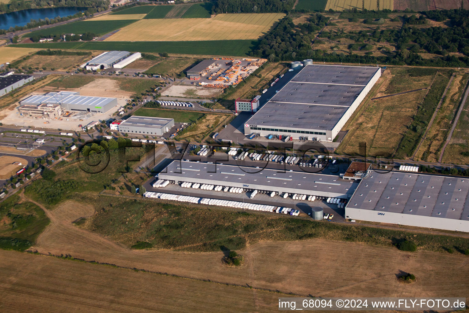 Vue aérienne de Zone commerciale et implantation d'entreprise chez la société de logistique d'aérodrome DSV Solutions GmbH/Forêt Noire à le quartier Hugsweier in Lahr dans le département Bade-Wurtemberg, Allemagne