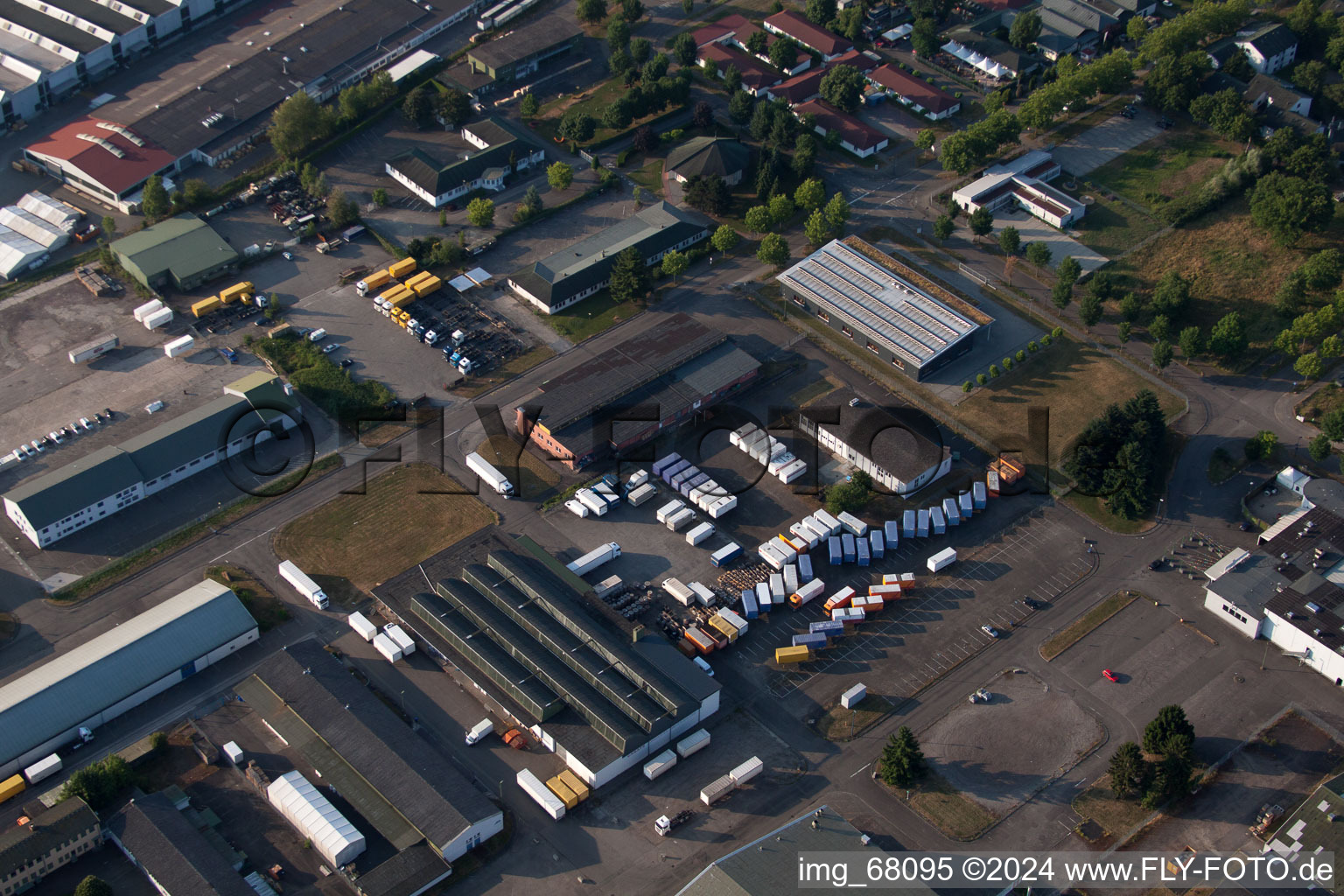 Vue aérienne de Bâtiment complexe d'entrepôts dans la zone industrielle Zehnder Group Deutschland GmbH/Forêt Noire à Lahr dans le département Bade-Wurtemberg, Allemagne