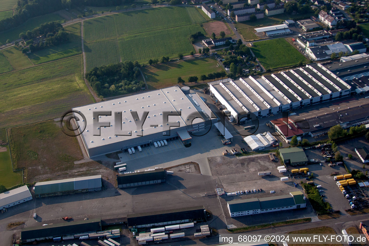 Vue aérienne de Bâtiment complexe d'entrepôts dans la zone industrielle Zehnder Group Deutschland GmbH/Forêt Noire à Lahr dans le département Bade-Wurtemberg, Allemagne