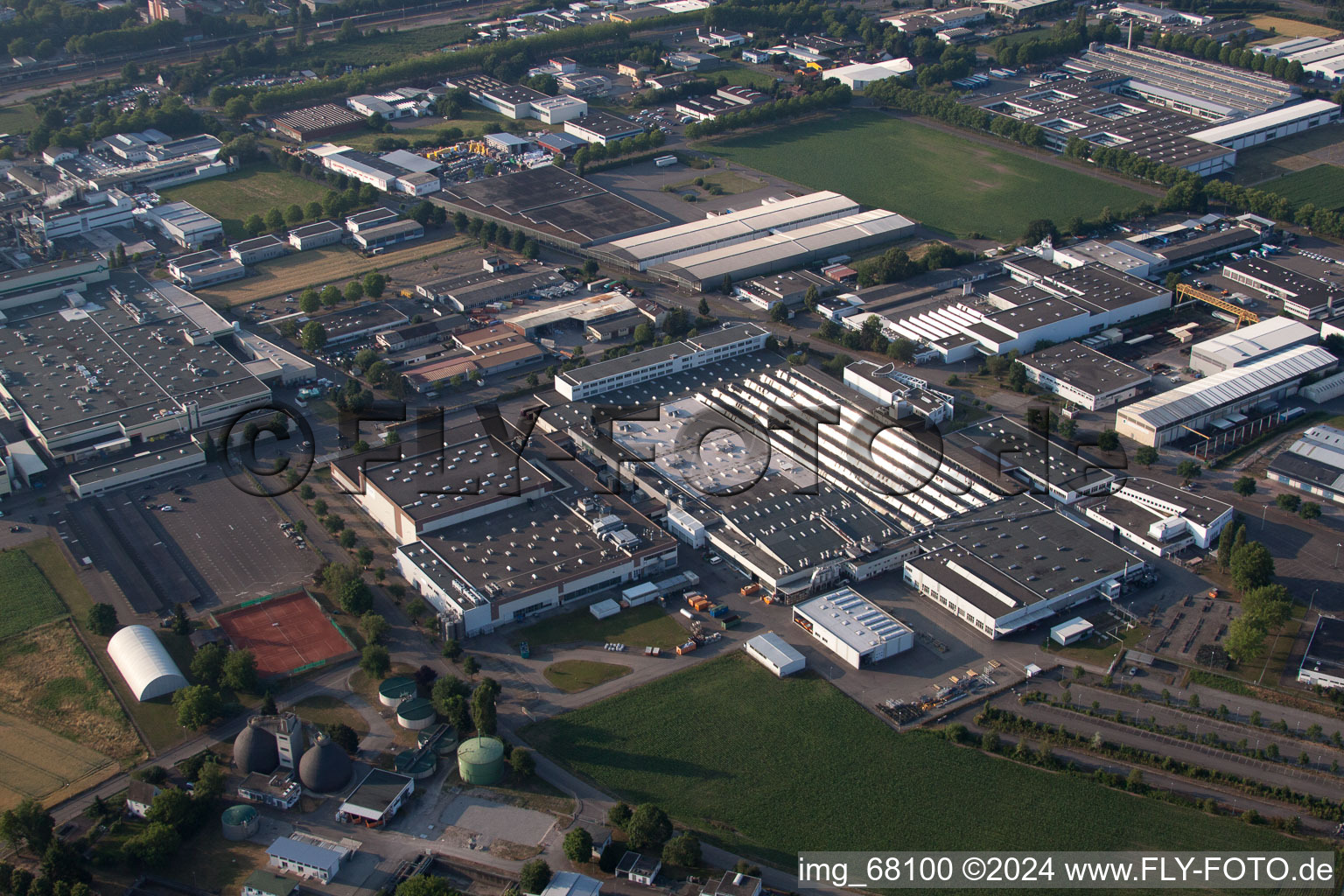 Vue aérienne de Zone industrielle et commerciale rue Carl Benz ici Grohe AG/Forêt Noire à Lahr dans le département Bade-Wurtemberg, Allemagne