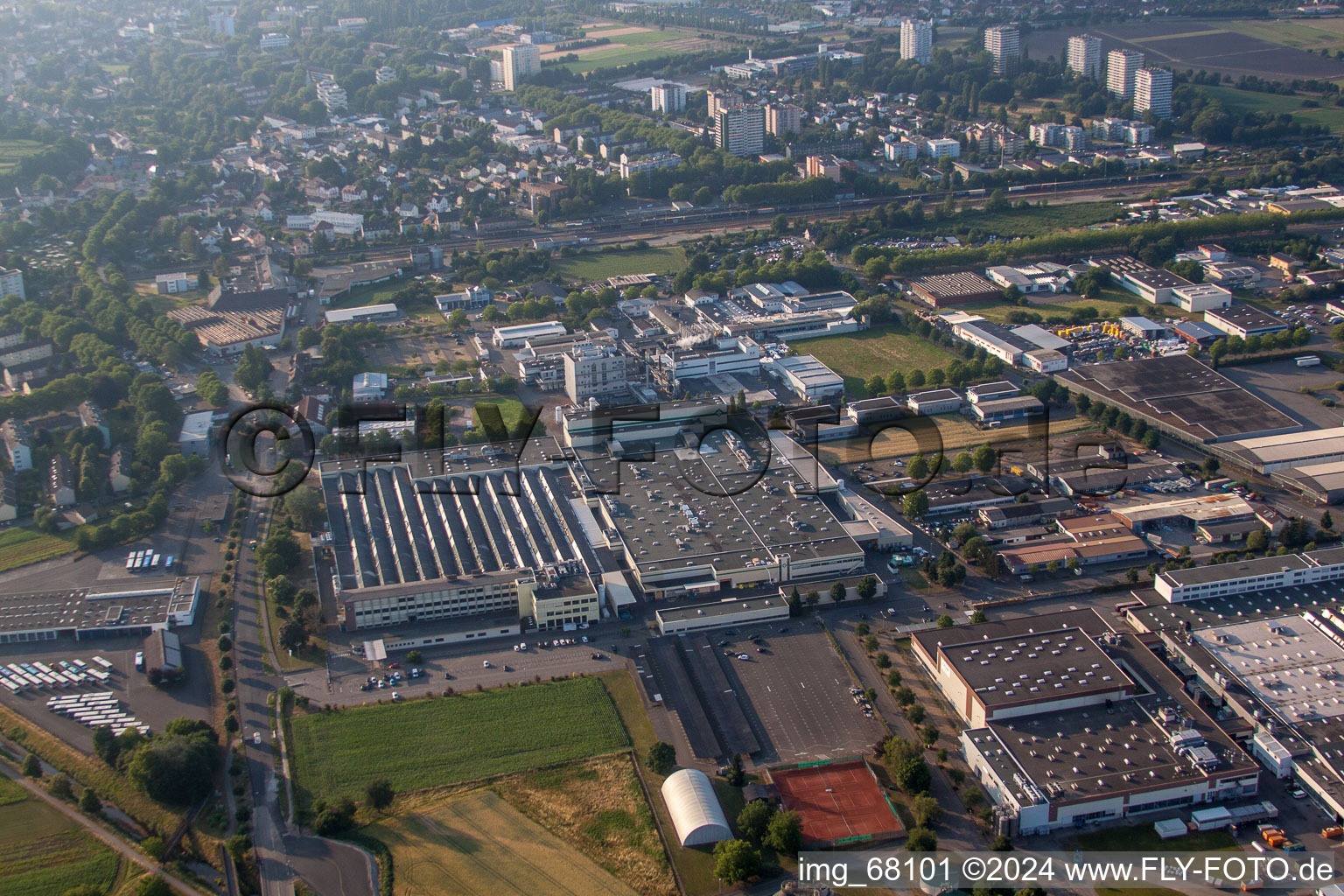 Vue aérienne de Zone industrielle et commerciale rue Carl Benz ici Grohe AG/Forêt Noire à Lahr dans le département Bade-Wurtemberg, Allemagne