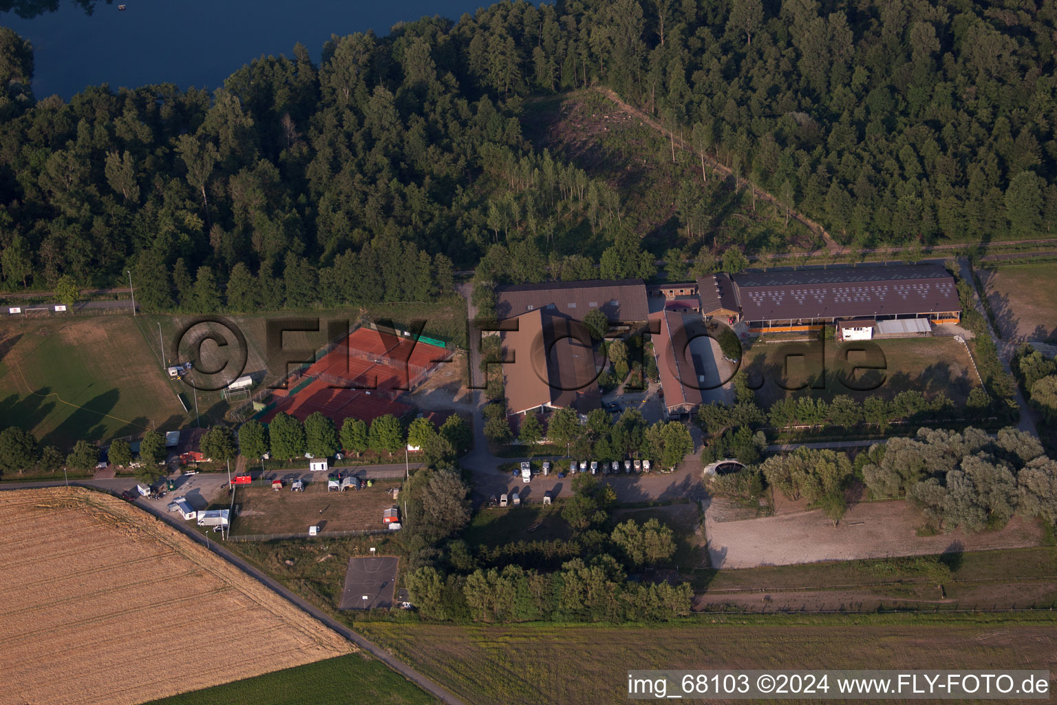 Vue aérienne de Centre équestre - centres équestres - écuries du Reitverein Lahr eV dans le district de Kippenheimweiler/Forêt Noire à le quartier Langenwinkel in Lahr dans le département Bade-Wurtemberg, Allemagne