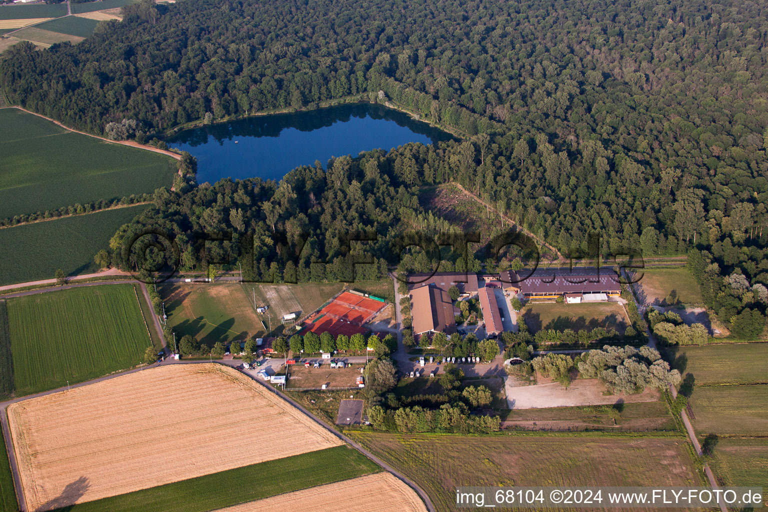 Vue aérienne de Centre équestre - centres équestres - écuries du Reitverein Lahr eV dans le district de Kippenheimweiler/Forêt Noire à le quartier Langenwinkel in Lahr dans le département Bade-Wurtemberg, Allemagne