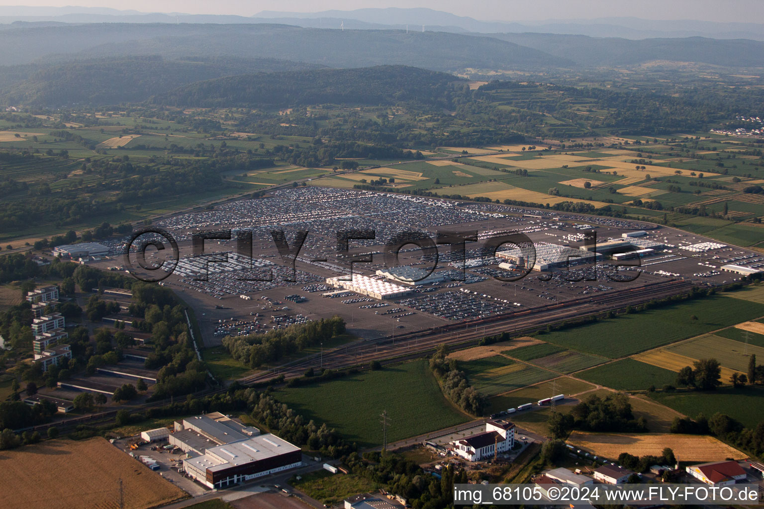 Vue aérienne de Aire de stockage de myMOSOLF, MOSOLF Logistics & Services GmbH, entretien des véhicules et réparation intelligente dans la zone commerciale du quartier de Mietersheim à Lahr/Forêt-Noire à Kippenheim dans le département Bade-Wurtemberg, Allemagne