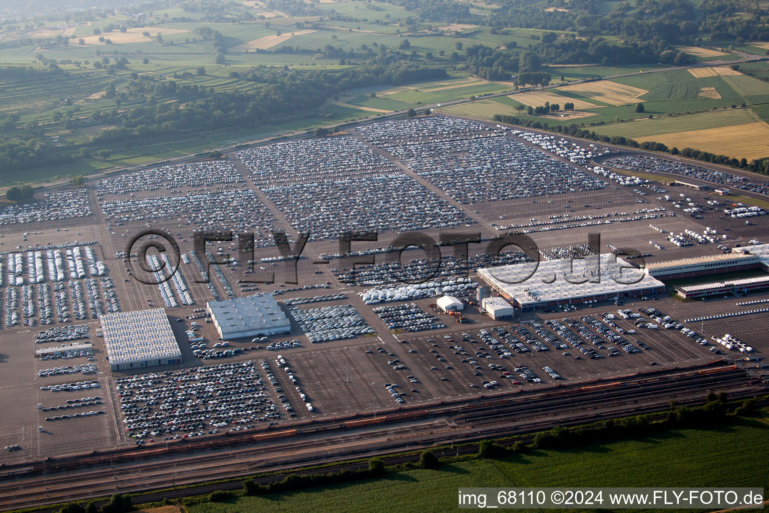 Vue aérienne de Aire de stockage de myMOSOLF, MOSOLF Logistics & Services GmbH, entretien des véhicules et réparation intelligente dans la zone commerciale du quartier de Mietersheim à Lahr/Forêt-Noire à Kippenheim dans le département Bade-Wurtemberg, Allemagne