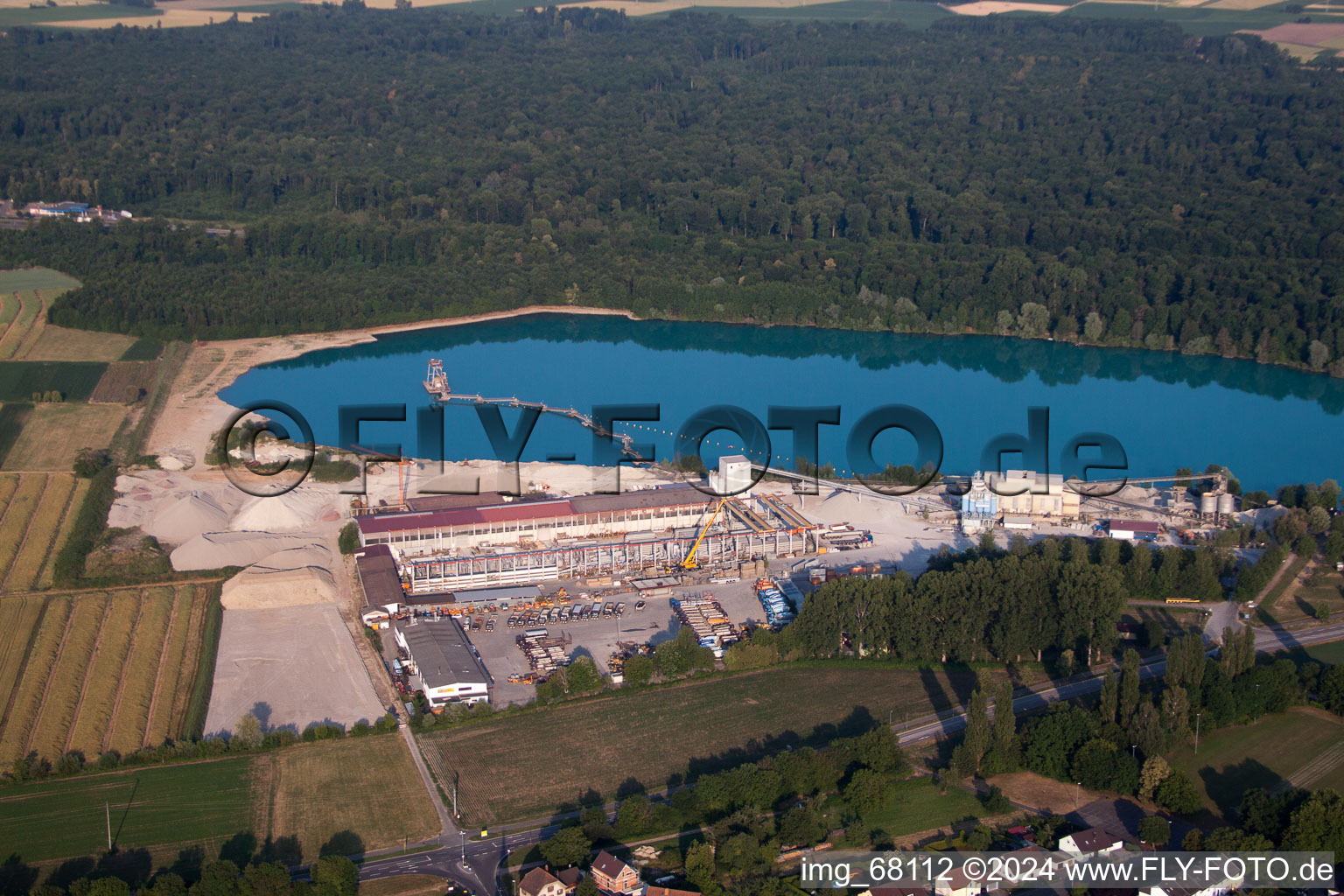 Vue aérienne de Centrale de mélange de béton et de matériaux de construction de Schwarzwälder Beton-Fertigteile-Werk GmbH & Co. KG à Waldmattensee dans le district Kippenheimweiler à Lahr/Forêt Noire à Kippenheimweiler dans le département Bade-Wurtemberg, Allemagne