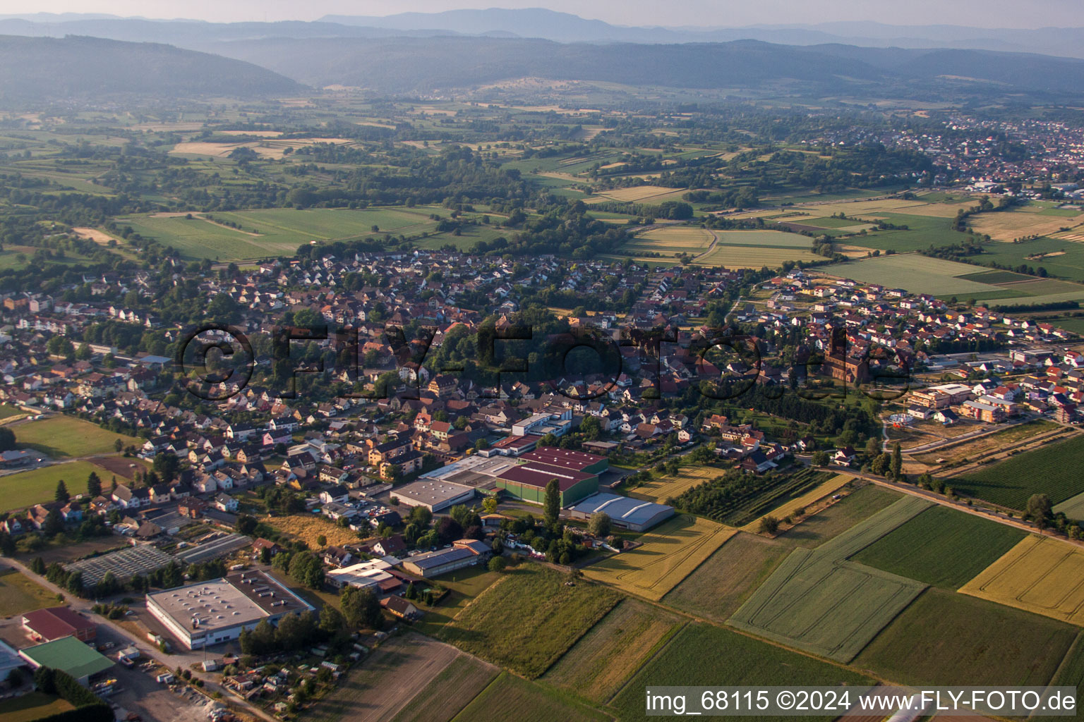 Vue aérienne de Vue des rues et des maisons des quartiers résidentiels à Mahlberg dans le département Bade-Wurtemberg, Allemagne