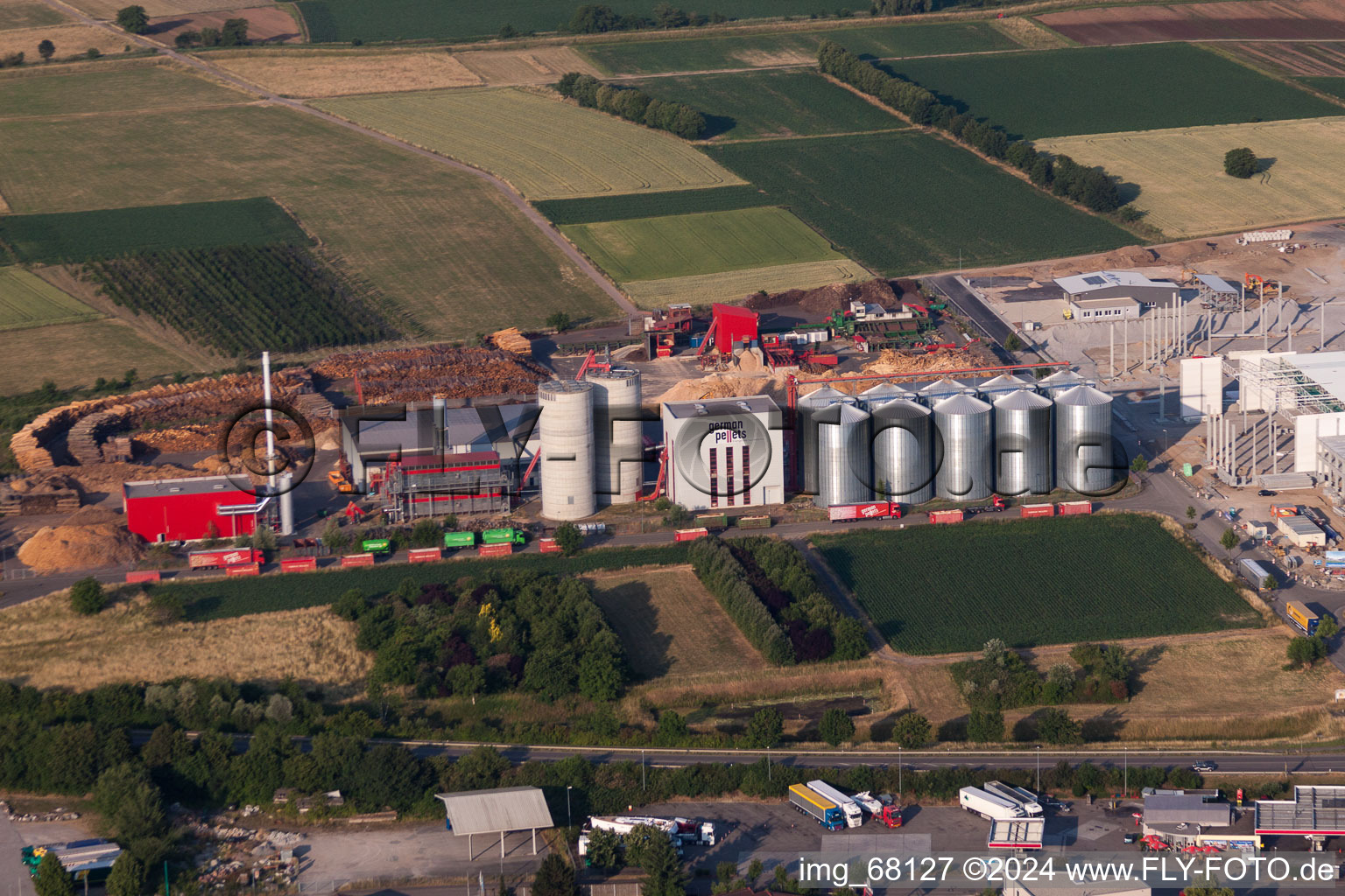 Vue aérienne de Locaux de l'usine allemande de pellets à le quartier Altdorf in Ettenheim dans le département Bade-Wurtemberg, Allemagne