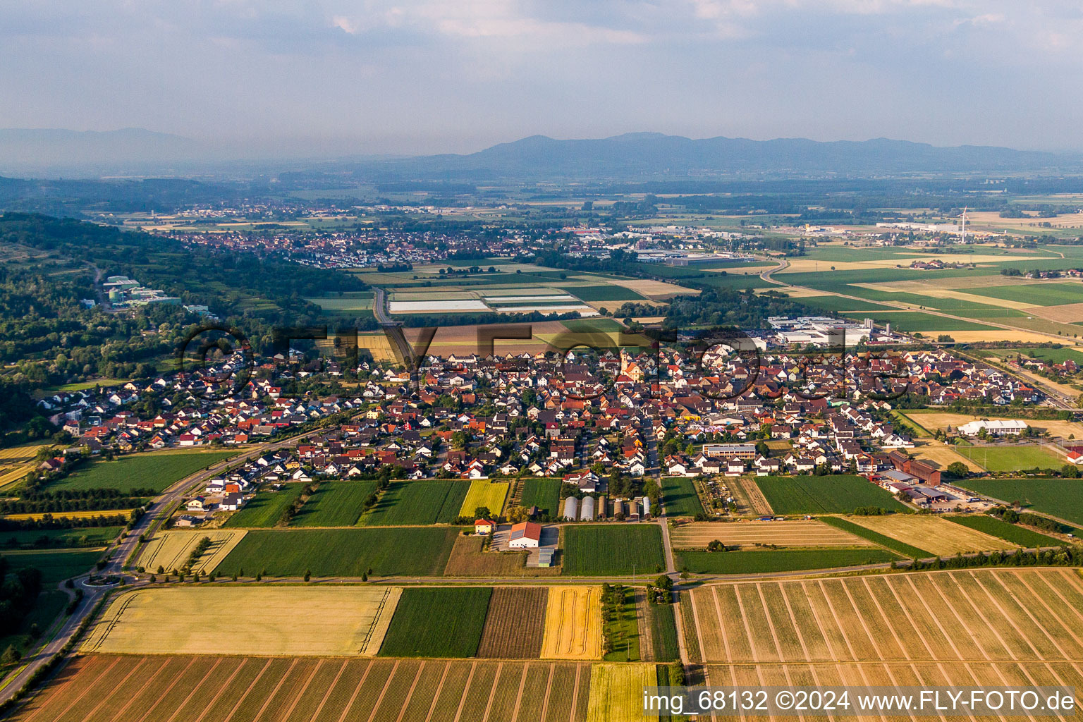 Vue aérienne de Vue des rues et des maisons des quartiers résidentiels à Ringsheim dans le département Bade-Wurtemberg, Allemagne