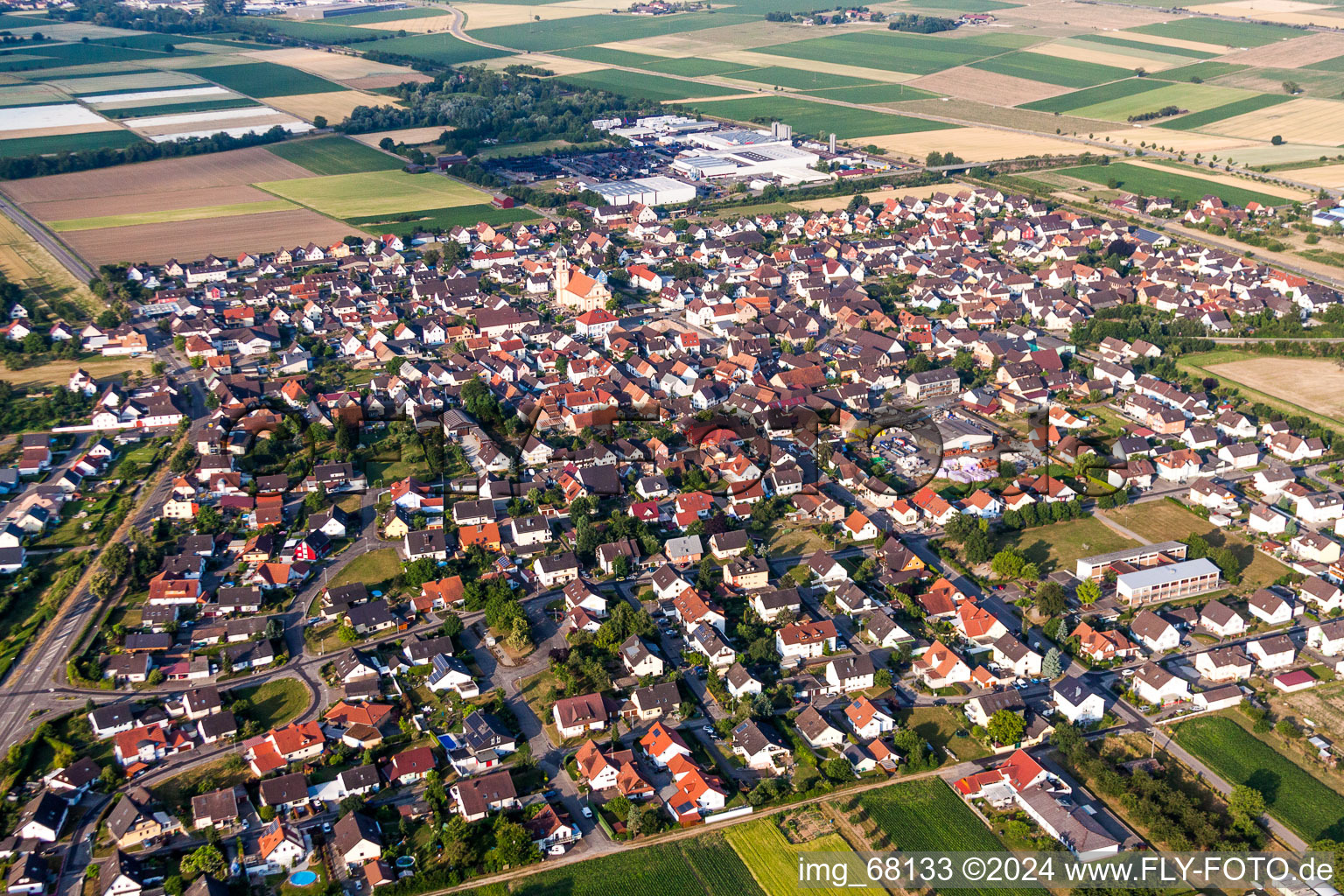 Vue aérienne de Vue des rues et des maisons des quartiers résidentiels à Ringsheim dans le département Bade-Wurtemberg, Allemagne