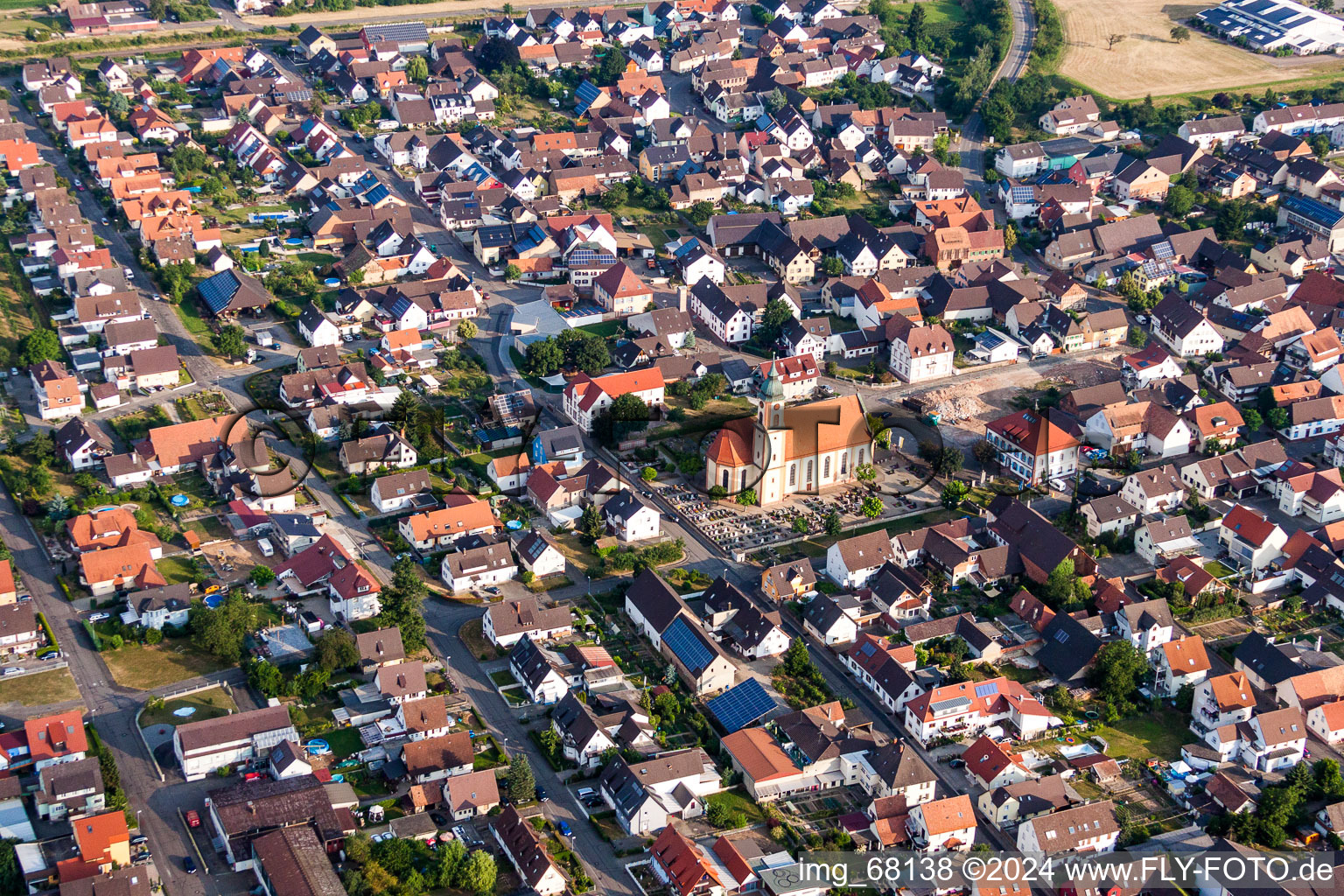 Vue aérienne de Église paroissiale Saint-Jean-Baptiste à Ringsheim dans le département Bade-Wurtemberg, Allemagne