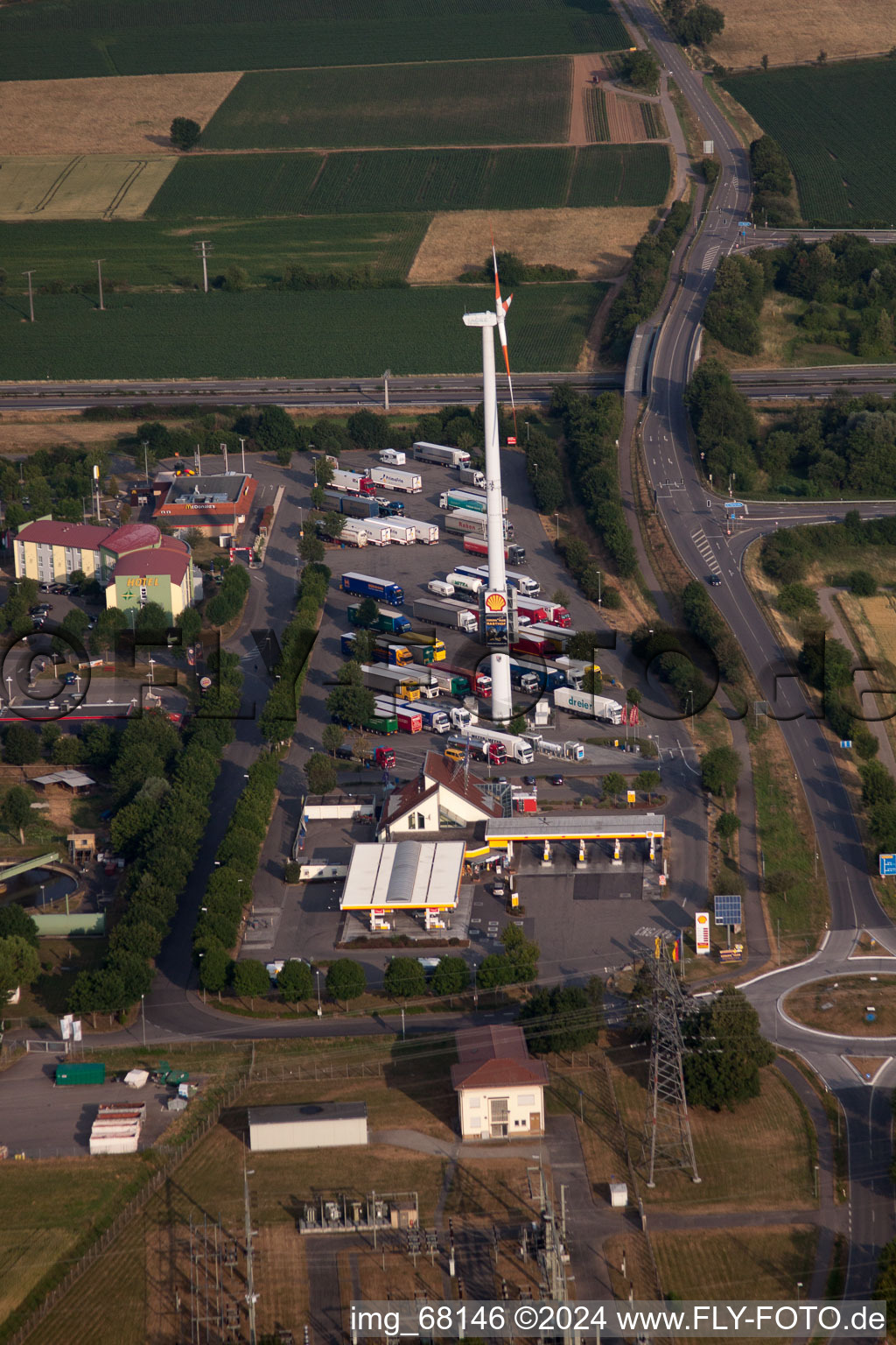 Vue aérienne de Aire d'autoroute Shell Autohof Herbolzheim de Rasthof GmbH avec éolienne en bordure de l'autoroute BAB A5 à Herbolzheim dans le département Bade-Wurtemberg, Allemagne