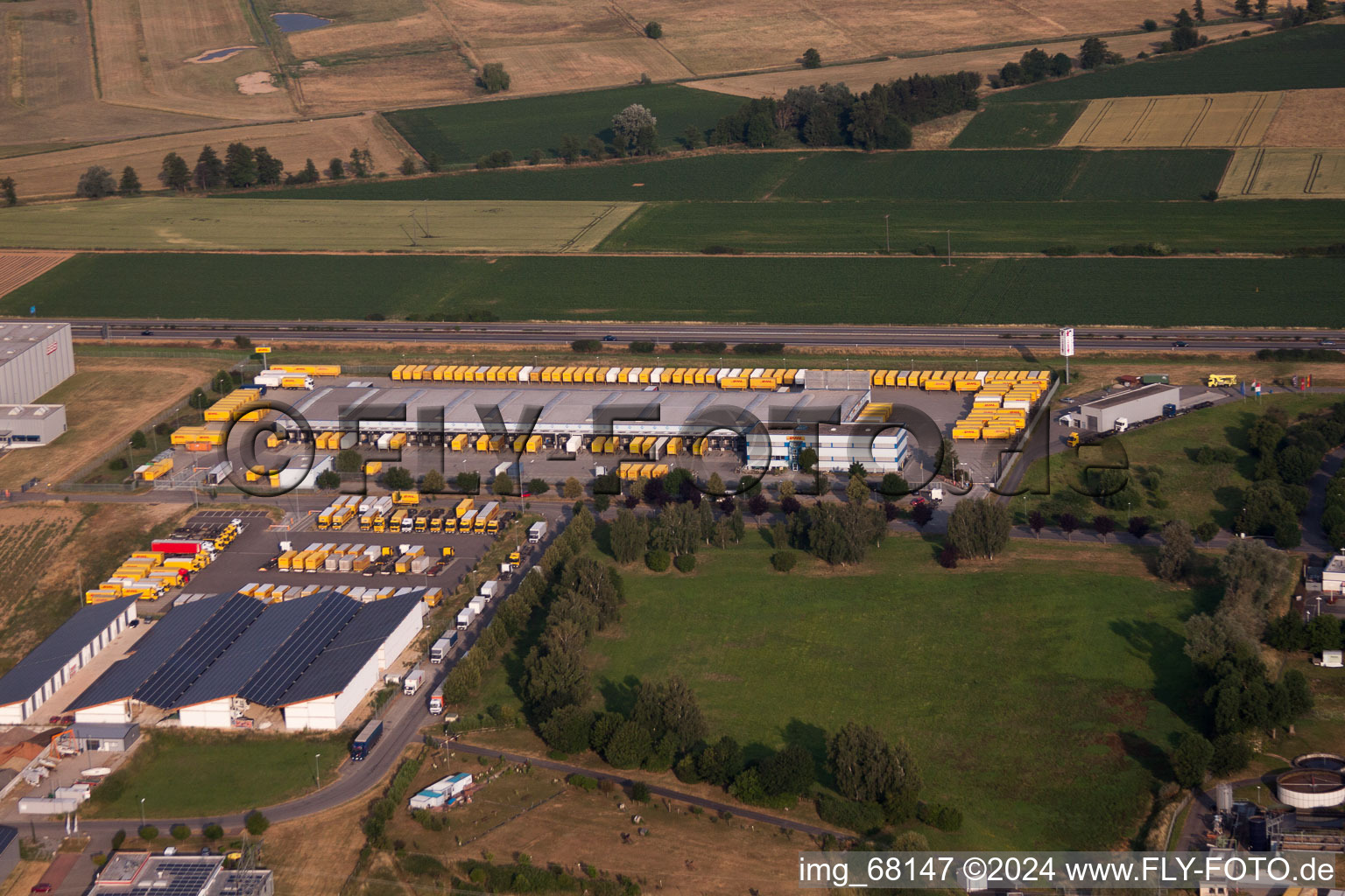 Vue aérienne de Complexe immobilier et centre logistique sur le site de DHL Global Forwarding Freight sur l'A5 à Herbolzheim dans le département Bade-Wurtemberg, Allemagne