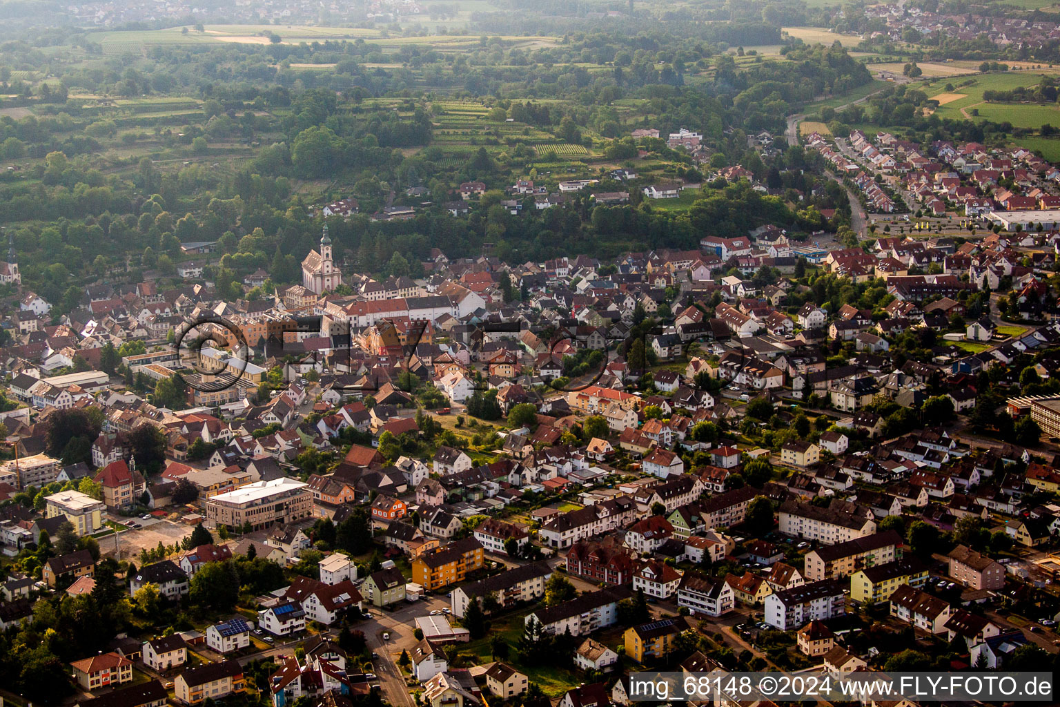 Vue aérienne de Vue des rues et des maisons des quartiers résidentiels à Herbolzheim dans le département Bade-Wurtemberg, Allemagne