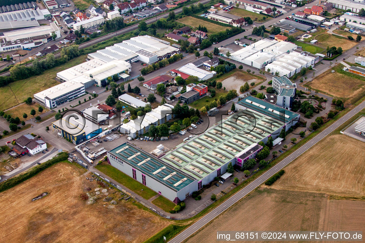 Vue aérienne de Locaux commerciaux du groupe d'entreprises FREYLER Industriebau avec halles, bâtiments d'entreprise et installations de production à Kenzingen dans le département Bade-Wurtemberg, Allemagne