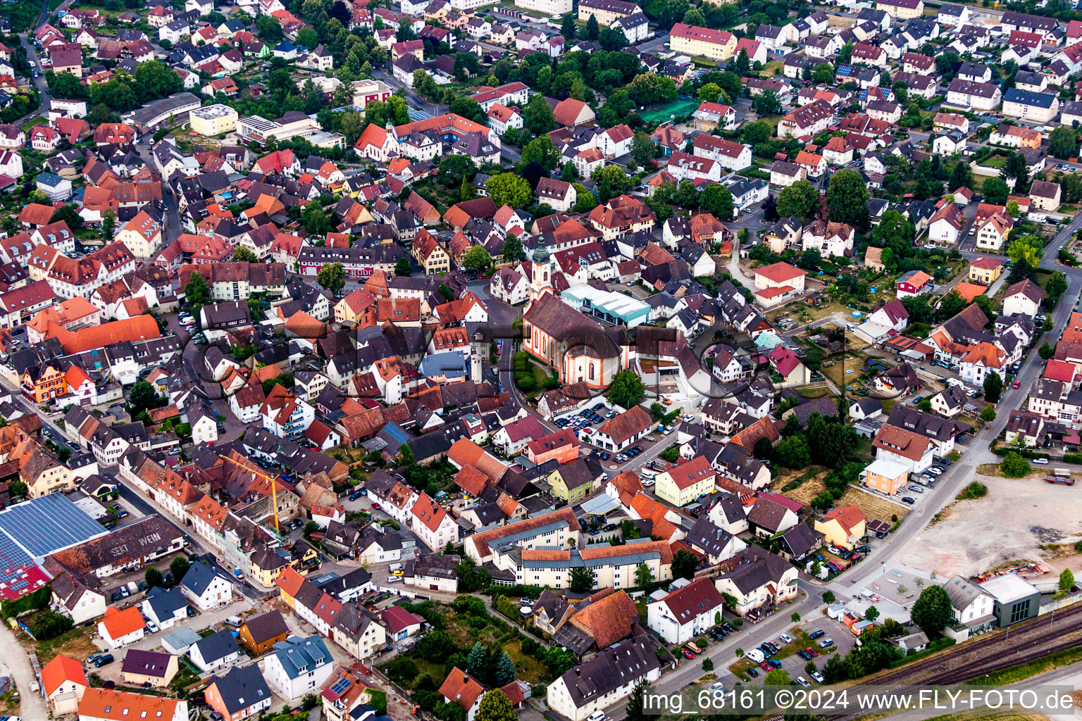 Vue aérienne de Église Saint-Martin dans le centre historique du centre-ville à Riegel am Kaiserstuhl dans le département Bade-Wurtemberg, Allemagne