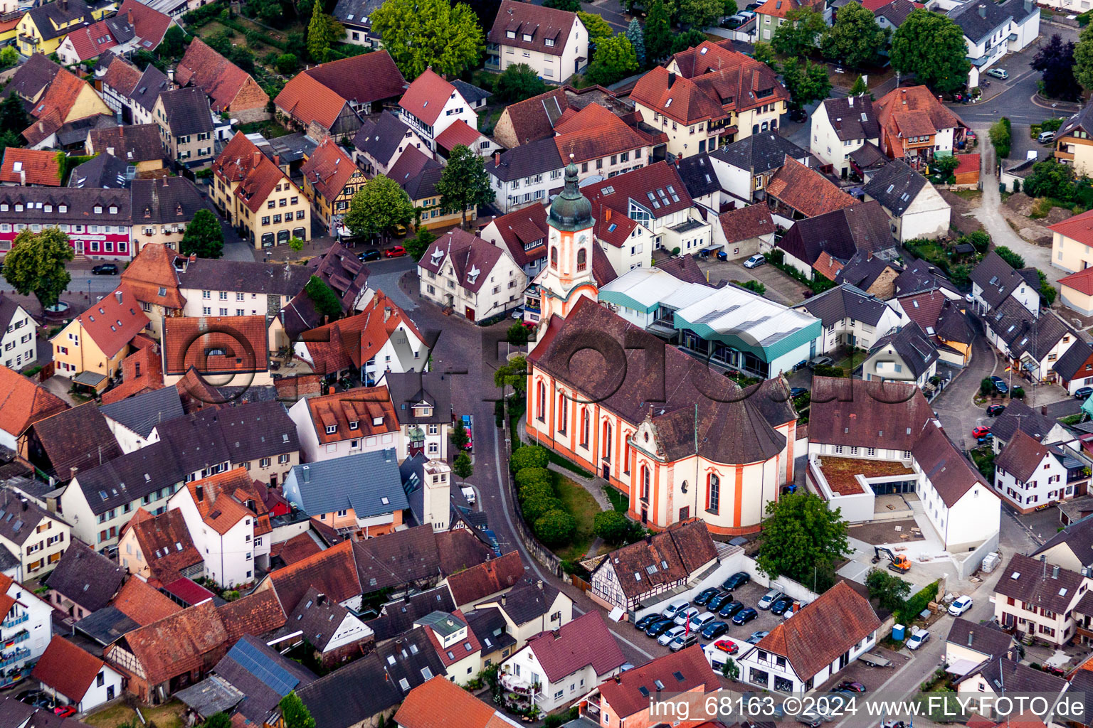 Vue aérienne de Église Saint-Martin dans le centre historique du centre-ville à Riegel am Kaiserstuhl dans le département Bade-Wurtemberg, Allemagne