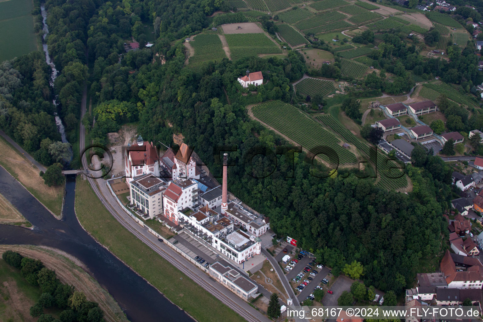 Vue aérienne de Fondation Schloss Messmer et galerie d'art sur la Grossherzog-Leopold-Platz à Riegel am Kaiserstuhl dans le département Bade-Wurtemberg, Allemagne