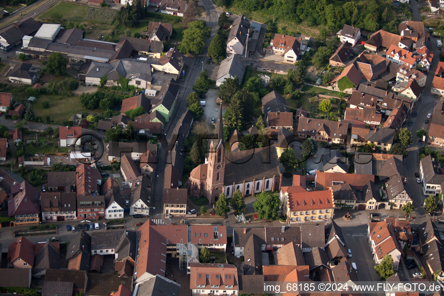Vue aérienne de Communauté évangélique du centre historique du centre-ville à Eichstetten am Kaiserstuhl dans le département Bade-Wurtemberg, Allemagne