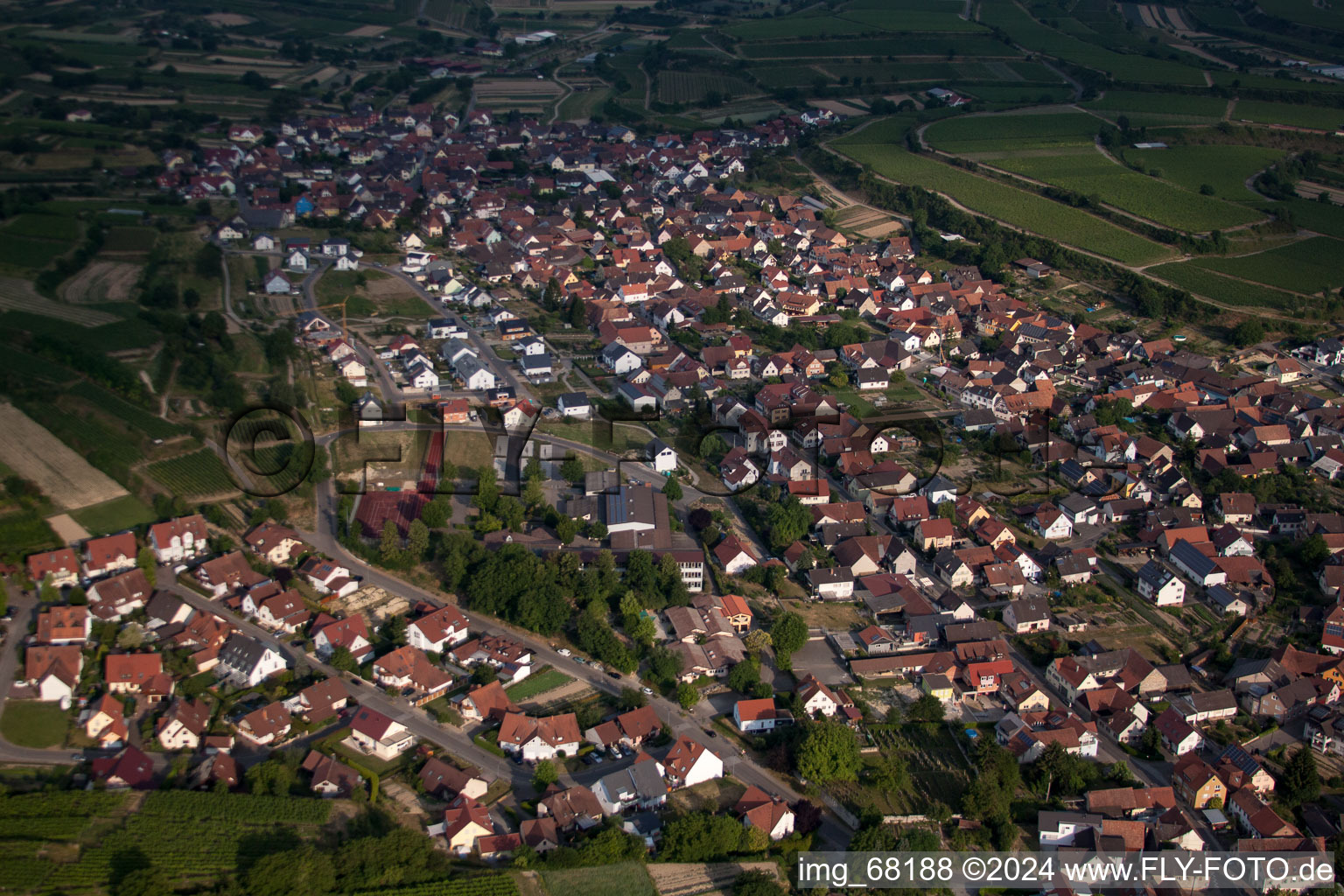 Enregistrement par drone de Eichstetten am Kaiserstuhl dans le département Bade-Wurtemberg, Allemagne