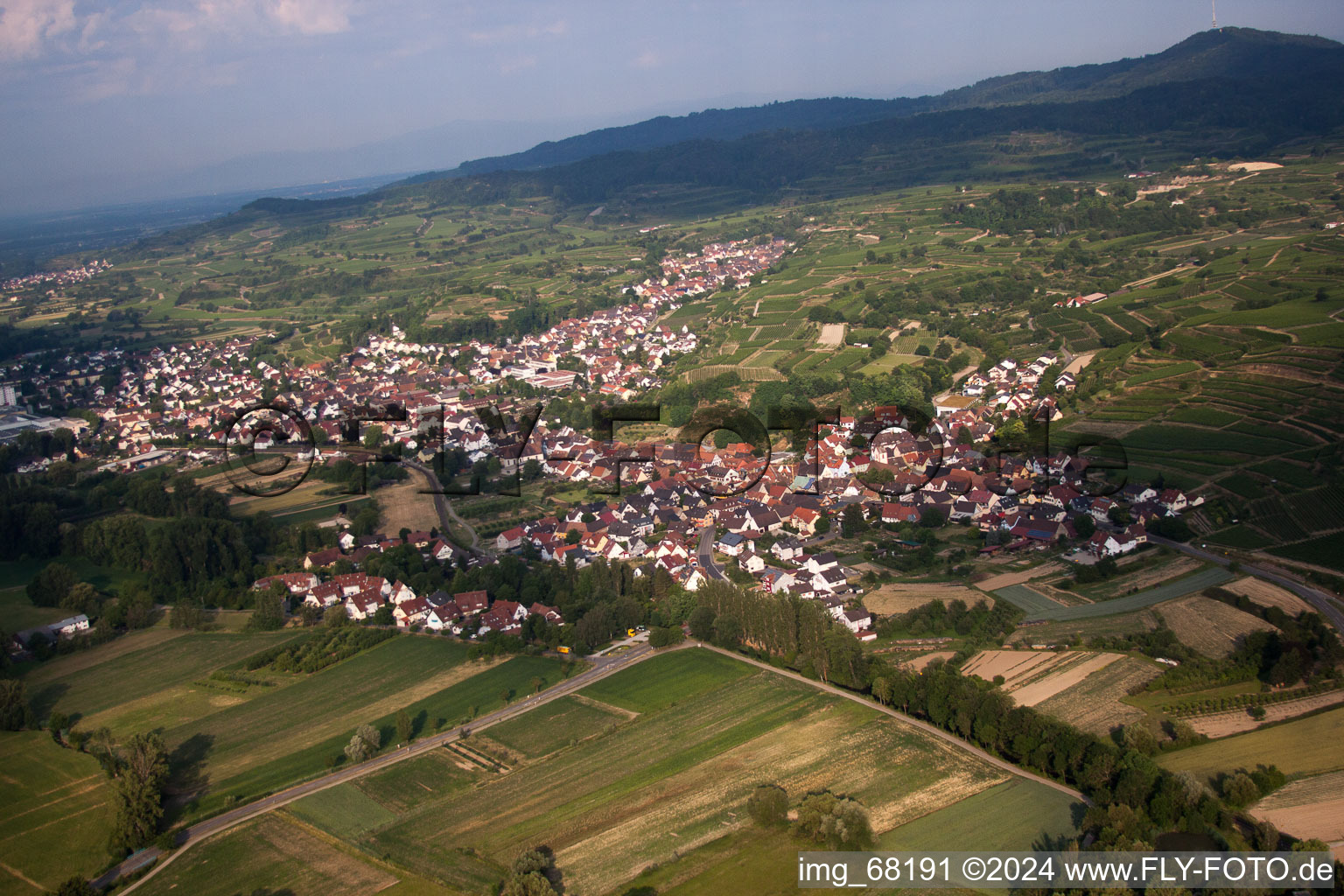 Vue aérienne de Vue des rues et des maisons des quartiers résidentiels à le quartier Oberschaffhausen in Bötzingen dans le département Bade-Wurtemberg, Allemagne