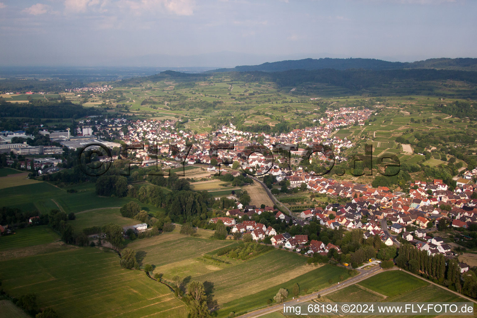 Vue aérienne de Vue des rues et des maisons des quartiers résidentiels à Bötzingen dans le département Bade-Wurtemberg, Allemagne